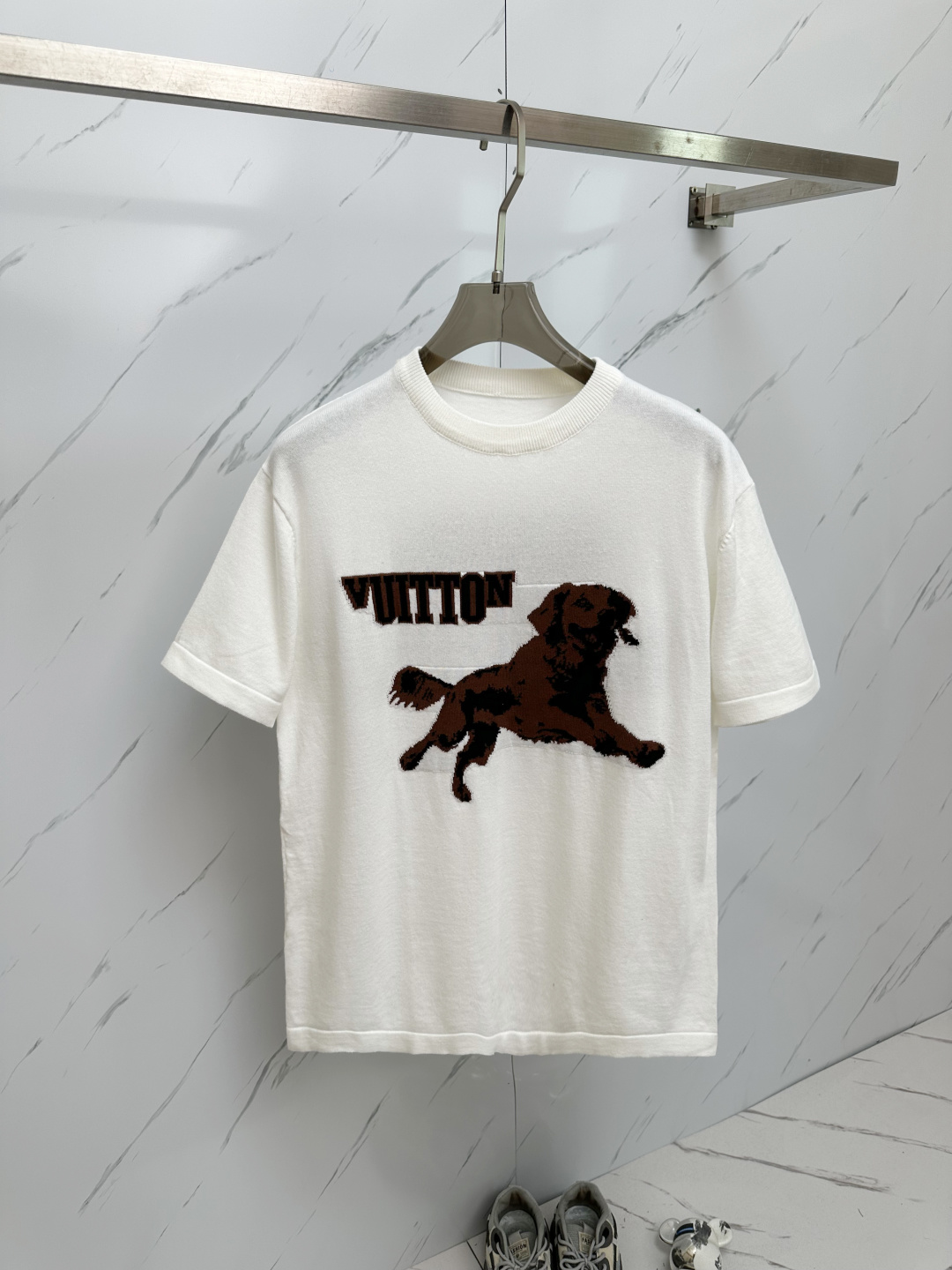 NO:136402,Top imported private goods for spring and summer 2025, high-end embroidery logo fusion versatile short sleeves, solid color versatile embroidery knitted short sleeves, fashionable and luxurious counter style, unquestionable quality, excellent upper body effect, same style on the luxury official website, style counter size XS-L,,T-shirt,alexander wang198609092025春夏款顶级进口私货,高端绣花logo融合百搭短袖 纯色百搭融合绣花针织短袖专柜款时尚不失奢华 品质毋庸置疑 上身效果超赞,奢华官网同款 款式专柜尺码XS—L,,T-shirt,alexander wang,Men's clothing