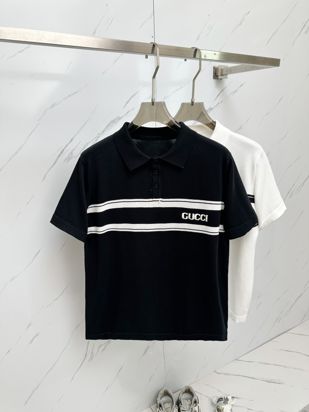 NO:136408,GUCCI 2025 spring and summer style top imported private goods, high-end embroidered logo fusion versatile lapel short-sleeved polo shirt, solid color versatile embroidered knitted short-sleeved counter style fashionable and luxurious. The quality is unquestionable. The upper body effect is excellent, the same style on the luxury official website. Style counter size XS-L,,gucci,T-shirt,alexander wang19860909GUCCI 2025春夏款顶级进口私货,高端绣花logo融合百搭翻领短袖polo衫,纯色百搭融合绣花针织短袖专柜款时尚不失奢华 品质毋庸置疑 上身效果超赞,奢华官网同款 款式专柜尺码XS—L,,gucci,T-shirt,alexander wang,Men's clothing