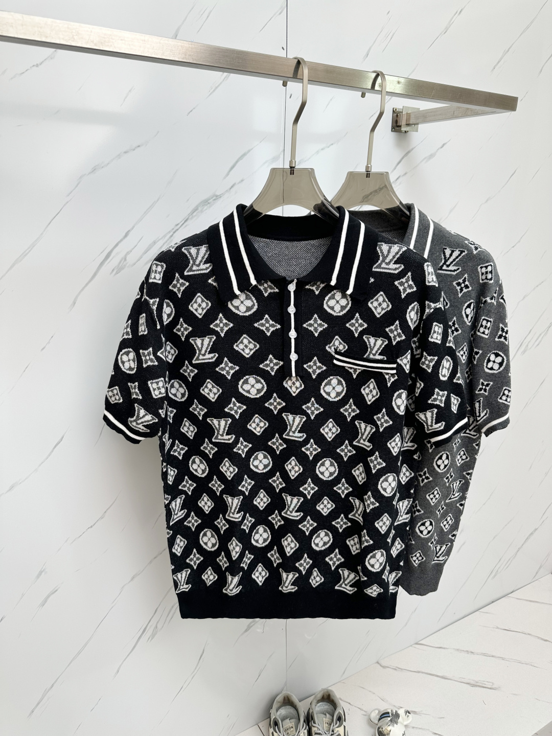 NO:136405,LV 2025 spring and summer style top imported private goods, high-end embroidered logo fusion versatile lapel short-sleeved polo shirt, solid color versatile embroidered knitted short-sleeved counter style fashionable and luxurious, unquestionable quality, excellent upper body effect, same style on the luxury official website, style counter size XS-L,,louis vuitton,T-shirt,alexander wang19860909LV 2025春夏款顶级进口私货,高端绣花logo融合百搭翻领短袖polo衫,纯色百搭融合绣花针织短袖专柜款时尚不失奢华 品质毋庸置疑 上身效果超赞,奢华官网同款 款式专柜尺码XS—L,,louis vuitton,T-shirt,alexander wang,Men's clothing