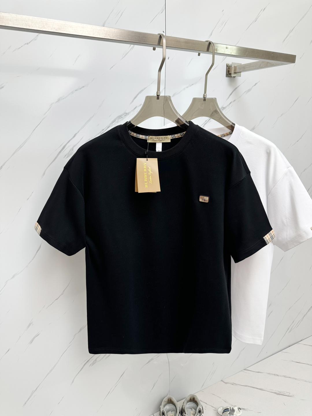 NO:131813,2025 spring and summer new round neck short-sleeved BURB large logo original fabric, official same style, short-sleeved T-shirt, customized fabric, very comfortable to touch, the latest brick cabinet in spring and summer, fashionable and personalized, super versatile and beautiful, very suitable for both men and women, essential models for human hands S-3XL,,burberry,T-shirt,tees,t-shirt,alexander wang198609092025春夏新款圆领短袖BURB大Logo原版面料 官方同款 短袖T恤 定制面料 手感非常舒服  春夏最新砖柜同步 时尚又个性 超级百搭好看 男女都非常合适 人手必备款 S—3XL,,burberry,T-shirt,tees，t-shirt,alexander wang,Men's clothing