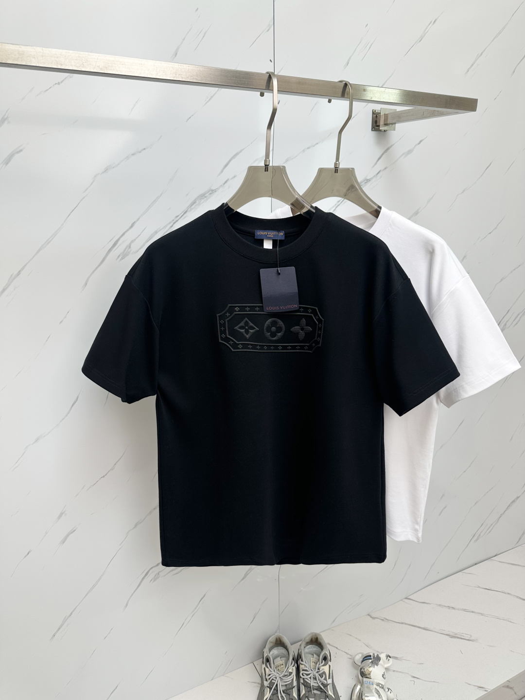 NO:131811,2025 spring and summer new round neck short-sleeved LV big logo original fabric, official same style, short-sleeved T-shirt, customized fabric, very comfortable to touch, the latest brick cabinet in spring and summer, fashionable and personalized, super versatile and beautiful, very suitable for both men and women, essential models for human hands S-3XL,,louis vuitton,T-shirt,tees,t-shirt,alexander wang198609092025春夏新款圆领短袖LV 大Logo原版面料 官方同款 短袖T恤 定制面料 手感非常舒服  春夏最新砖柜同步 时尚又个性 超级百搭好看 男女都非常合适 人手必备款 S—3XL,,louis vuitton,T-shirt,tees，t-shirt,alexander wang,Men's clothing