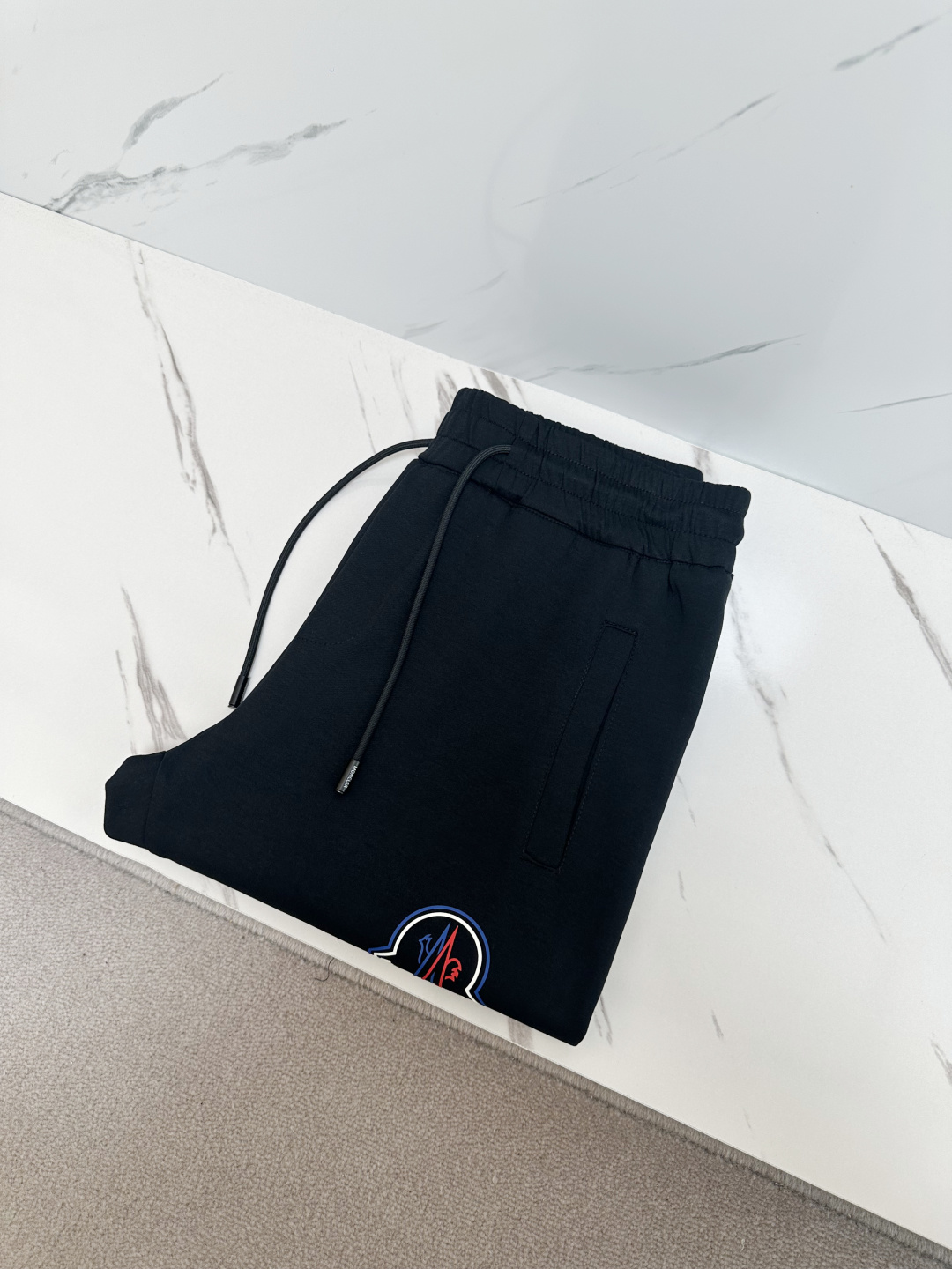 NO:136416,MO 2025 Spring and Summer casual pants are a new interpretation of aesthetics, interpreting a strong style of style, with a strong sense of detail and design. The classic brand logo is used as a color combination to interpret classic brand fashion, adding luster to the overall shape. Imported fabrics are soft and comfortable. The inner weaving surface is flat and breathable, simple and unique charm. European trade channels, Italian overseas warehouse straight hair, and overseas boutique limited sales. 25 Spring and Summer new casual fashion pants, this pants adopts the design of a big brand to create a fashionable and trendy style, with exquisite details and in place, showing super high quality.  The pants are decorated with iconic brand logos, highlighting the brand style, and creating fashionable and diverse styles. The imported fabric is carefully crafted, soft and comfortable, and is also skin-friendly and comfortable. It is a pair of pants that are comfortable at home and out. You can go out with a short sleeve with a jacket~M—3XL,, jackets & coats, T-shirt, alexander wang19860909MO 2025 春夏休闲裤子 美学的焕新诠释,演绎浓郁的格调型时尚风范,细节感和设计感强悍.经典品牌标识做为色彩搭配,演绎经典的品牌时尚,为整体造型增光添彩.进口面料,柔软舒适.内里织面平整透气性极佳,简洁而富有独特魅力. 欧洲贸易渠道,意大利海外仓直发,海外精品限定销售.25春夏新款休闲时尚裤,这款裤采用大牌的设计打造时尚潮流感,细节处理精致到位,展现超高的品质. 裤身上点缀标志性品牌标识,彰显品牌格调,打造时尚多样的造型.进口面料精心打造,柔软舒适,还亲肤舒适,是居家和外出都很舒适的一款裤子,随便搭个外套短袖就可以出门啦~M—3XL,,jackets & coats,T-shirt,alexander wang,Men's clothing