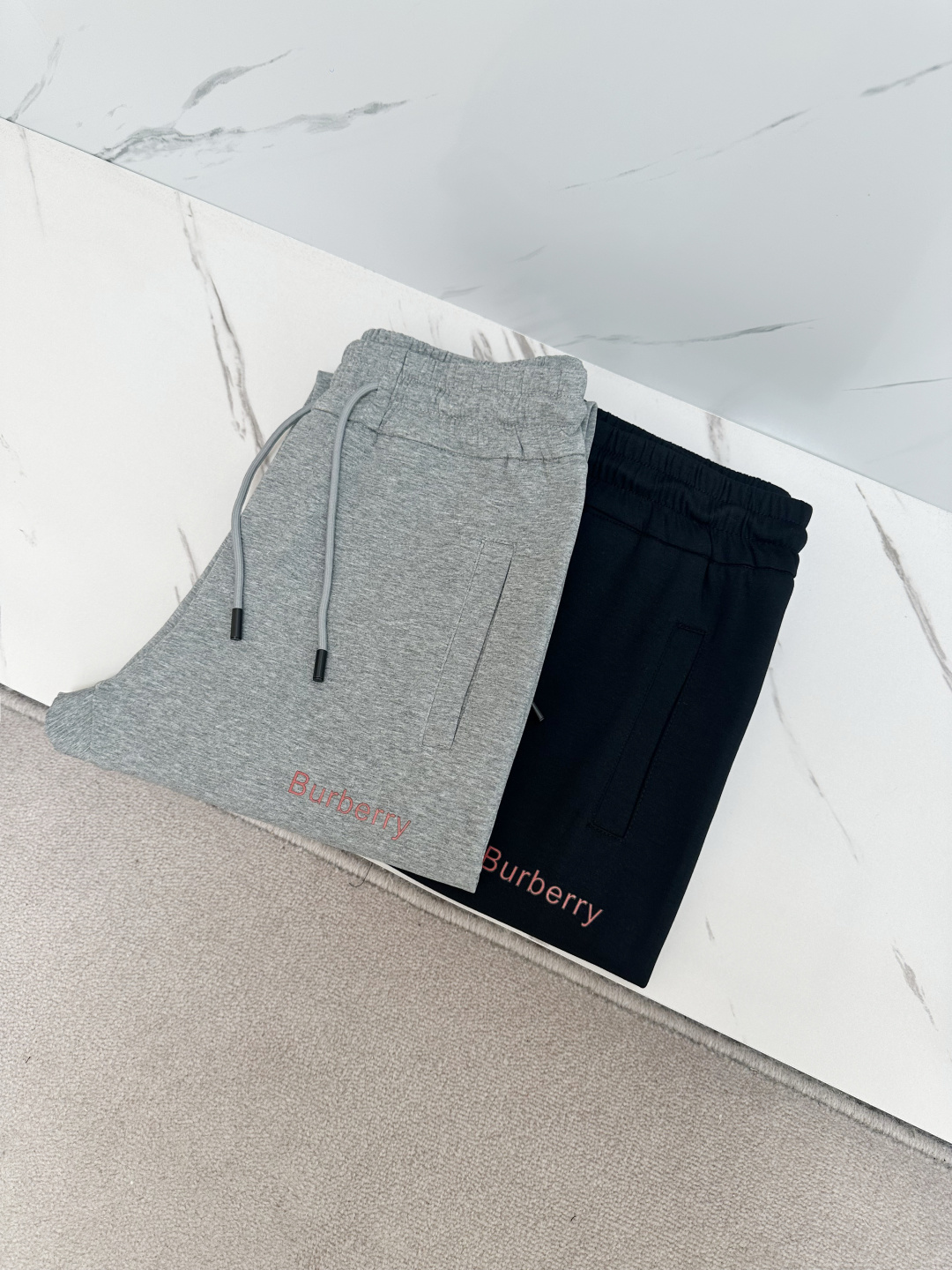 NO:136410,BURB 2025 Spring and Summer casual pants are a new interpretation of aesthetics, interpreting a strong style of style, with a strong sense of detail and design. The classic brand logo is used as a color combination to interpret classic brand fashion, adding luster to the overall shape. Imported fabrics are soft and comfortable. The inner weaving surface is flat and breathable, simple and unique charm. European trade channels, Italian overseas warehouse straight hair, and overseas boutique limited sales. The new spring and summer casual fashion pants, this pants adopt the design of a big brand to create a fashionable and trendy style, with exquisite details and in place, showing super high quality.  The pants are decorated with iconic brand logos, highlighting the brand style, and creating fashionable and diverse styles. The imported fabric is carefully crafted, soft and comfortable, and is also skin-friendly and comfortable. It is a pair of pants that are comfortable at home and out. You can go out with a short sleeve with a jacket~M—3XL, burberry, jackets & coats, T-shirt, alexander wang19860909BURB 2025 春夏休闲裤子 美学的焕新诠释,演绎浓郁的格调型时尚风范,细节感和设计感强悍.经典品牌标识做为色彩搭配,演绎经典的品牌时尚,为整体造型增光添彩.进口面料,柔软舒适.内里织面平整透气性极佳,简洁而富有独特魅力. 欧洲贸易渠道,意大利海外仓直发,海外精品限定销售.25春夏新款休闲时尚裤,这款裤采用大牌的设计打造时尚潮流感,细节处理精致到位,展现超高的品质. 裤身上点缀标志性品牌标识,彰显品牌格调,打造时尚多样的造型.进口面料精心打造,柔软舒适,还亲肤舒适,是居家和外出都很舒适的一款裤子,随便搭个外套短袖就可以出门啦~M—3XL,,burberry,jackets & coats,T-shirt,alexander wang,Men's clothing