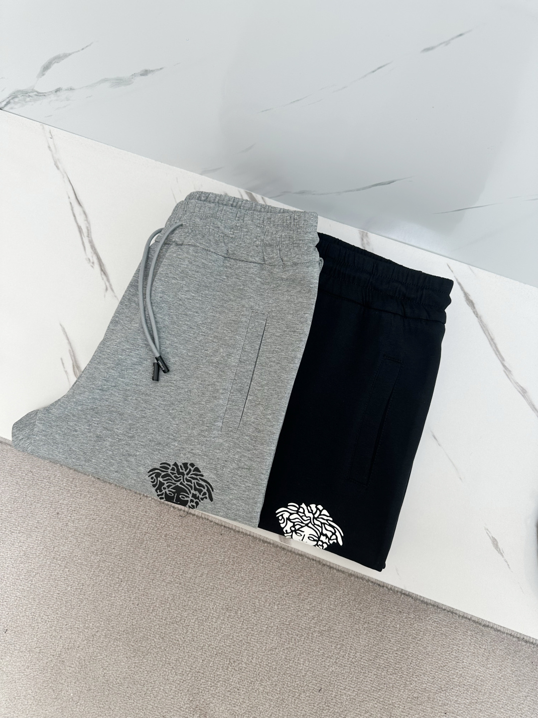 NO:136412,Versace 2025 spring and summer casual pants are a new interpretation of aesthetics, interpreting a strong style of style, with a strong sense of detail and design. The classic brand logo is used as a color combination to interpret classic brand fashion, adding luster to the overall shape. Imported fabrics are soft and comfortable. The inner weaving surface is smooth and breathable, simple and unique charm. European trade channels, Italian overseas warehouse straight hair, and overseas boutique limited sales. 25 spring and summer new casual fashion pants, this pants adopts the design of a big brand to create a fashionable and trendy style, with exquisite details and in place, showing super high quality.  The pants are decorated with iconic brand logos, highlighting the brand style, and creating fashionable and diverse styles. The imported fabric is carefully crafted, soft and comfortable, and is also skin-friendly and comfortable. It is a pair of pants that are comfortable at home and out. You can go out with a short sleeve for a jacket~M—3XL, versace, jackets & coats, T-shirt, alexander wang19860909范思哲 2025 春夏休闲裤子 美学的焕新诠释,演绎浓郁的格调型时尚风范,细节感和设计感强悍.经典品牌标识做为色彩搭配,演绎经典的品牌时尚,为整体造型增光添彩.进口面料,柔软舒适.内里织面平整透气性极佳,简洁而富有独特魅力. 欧洲贸易渠道,意大利海外仓直发,海外精品限定销售.25春夏新款休闲时尚裤,这款裤采用大牌的设计打造时尚潮流感,细节处理精致到位,展现超高的品质. 裤身上点缀标志性品牌标识,彰显品牌格调,打造时尚多样的造型.进口面料精心打造,柔软舒适,还亲肤舒适,是居家和外出都很舒适的一款裤子,随便搭个外套短袖就可以出门啦~M—3XL,,versace,jackets & coats,T-shirt,alexander wang,Men's clothing