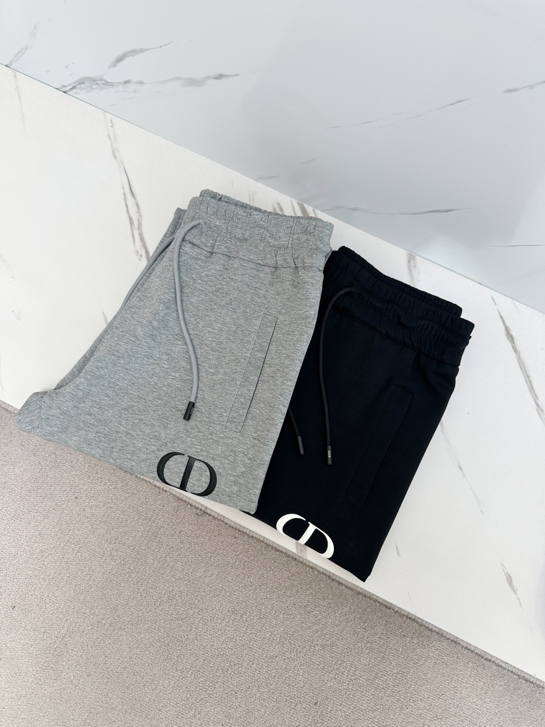 NO:136414,CD 2025 Spring and Summer casual pants are a new interpretation of aesthetics, interpreting a strong style of style, with a strong sense of detail and design. The classic brand logo is used as a color combination to interpret classic brand fashion, adding luster to the overall shape. Imported fabrics are soft and comfortable. The inner weaving surface is flat and breathable, simple and unique charm. European trade channels, Italian overseas warehouse straight hair, and overseas boutique limited sales. The new spring and summer casual fashion pants, this pants adopt the design of a big brand to create a fashionable and trendy style, with exquisite details and in place, showing super high quality.  The pants are decorated with iconic brand logos, highlighting the brand style, and creating fashionable and diverse styles. The imported fabric is carefully crafted, soft and comfortable, and is also skin-friendly and comfortable. It is a pair of pants that are comfortable at home and out. You can go out with a short sleeve with a jacket~M—3XL,, jackets & coats, T-shirt, alexander wang19860909CD 2025 春夏休闲裤子 美学的焕新诠释,演绎浓郁的格调型时尚风范,细节感和设计感强悍.经典品牌标识做为色彩搭配,演绎经典的品牌时尚,为整体造型增光添彩.进口面料,柔软舒适.内里织面平整透气性极佳,简洁而富有独特魅力. 欧洲贸易渠道,意大利海外仓直发,海外精品限定销售.25春夏新款休闲时尚裤,这款裤采用大牌的设计打造时尚潮流感,细节处理精致到位,展现超高的品质. 裤身上点缀标志性品牌标识,彰显品牌格调,打造时尚多样的造型.进口面料精心打造,柔软舒适,还亲肤舒适,是居家和外出都很舒适的一款裤子,随便搭个外套短袖就可以出门啦~M—3XL,,jackets & coats,T-shirt,alexander wang,Men's clothing