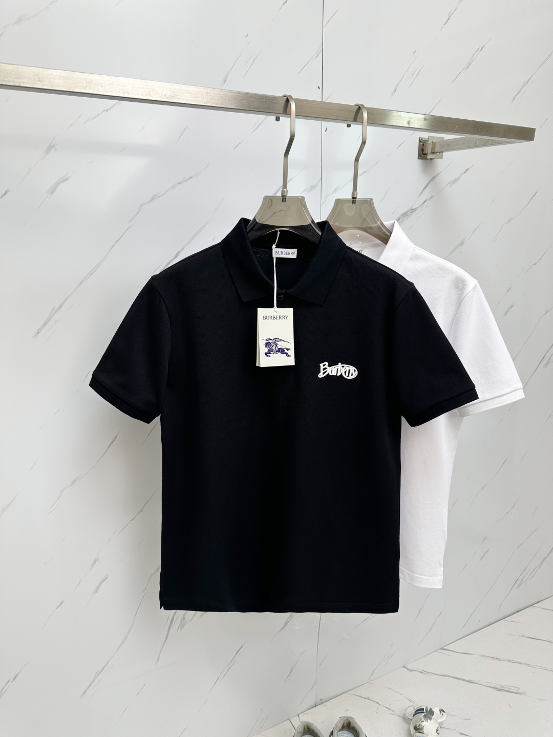 NO:428460,BURB2025 latest men's short-sleeved Polo shirt, the latest brand design elements!  Neither monotonous nor complicated, it shows taste just right!  Customer-supplied top custom fabrics!  Comfortable, sweat-absorbing and breathable, the unique high-end fabric presents a simple and elegant temperament!  Embroidery logo craftsmanship on chest!  The quality and quality are the most perfect and full three-dimensional! Standard cutting design!  Every detail is a synchronized with high-end fashion M-3XL, burberry, T-shirt, alexander wang19860909BURB2025最新款男士短袖Polo衫,品牌最新设计元素！既不单调也不复杂,恰到好处的展现品味！客供顶级定制面料！舒适吸汗透气根本不在话下,面料独具的高奢感呈现简约优雅气质！胸前品牌标识刺绣logo工艺！品质品相都是最完美的饱满立体!标准裁剪设计！每一处细节都是与高端时尚同步的体现 M—3XL,,burberry,T-shirt,alexander wang,Men's clothing