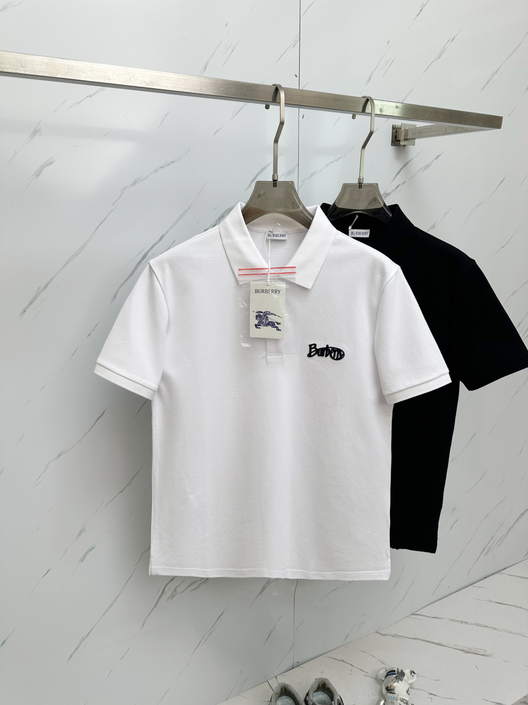 NO:136390,BURB2025 latest men's short-sleeved Polo shirt, the latest brand design elements!  Neither monotonous nor complicated, it shows taste just right!  Customer-supplied top custom fabrics!  Comfortable, sweat-absorbing and breathable, the unique high-end fabric presents a simple and elegant temperament!  Embroidery logo craftsmanship on chest!  The quality and quality are the most perfect and full three-dimensional! Standard cutting design!  Every detail is a synchronized with high-end fashion M-3XL, burberry, T-shirt, alexander wang19860909BURB2025最新款男士短袖Polo衫,品牌最新设计元素！既不单调也不复杂,恰到好处的展现品味！客供顶级定制面料！舒适吸汗透气根本不在话下,面料独具的高奢感呈现简约优雅气质！胸前品牌标识刺绣logo工艺！品质品相都是最完美的饱满立体!标准裁剪设计！每一处细节都是与高端时尚同步的体现 M—3XL,,burberry,T-shirt,alexander wang,Men's clothing