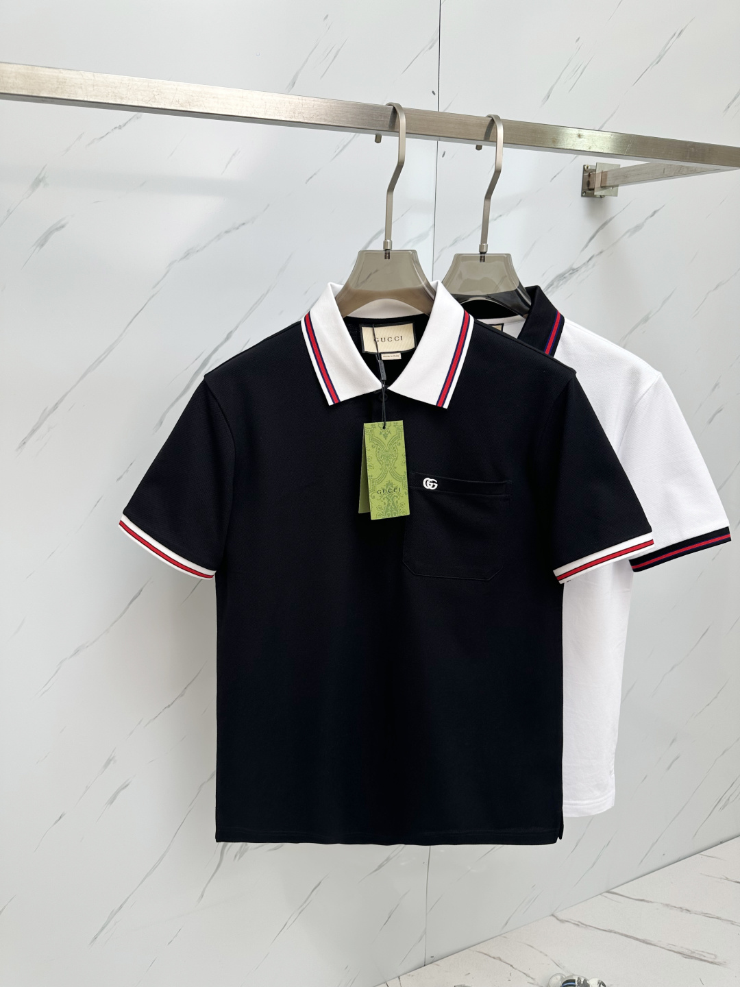 NO:428467,GUCCI 2025 latest men's short-sleeved Polo shirt, the latest brand design elements!  Neither monotonous nor complicated, it shows taste just right!  Customer-supplied top custom fabrics!  Comfortable, sweat-absorbing and breathable, the unique high-end fabric presents a simple and elegant temperament!  Embroidery logo craftsmanship on chest!  The quality and quality are the most perfect and full three-dimensional! Standard cutting design!  Every detail is a synchronized with high-end fashion M-3XL, gucci, T-shirt, alexander wang19860909GUCCI 2025最新款男士短袖Polo衫,品牌最新设计元素！既不单调也不复杂,恰到好处的展现品味！客供顶级定制面料！舒适吸汗透气根本不在话下,面料独具的高奢感呈现简约优雅气质！胸前品牌标识刺绣logo工艺！品质品相都是最完美的饱满立体!标准裁剪设计！每一处细节都是与高端时尚同步的体现 M—3XL,,gucci,T-shirt,alexander wang,Men's clothing