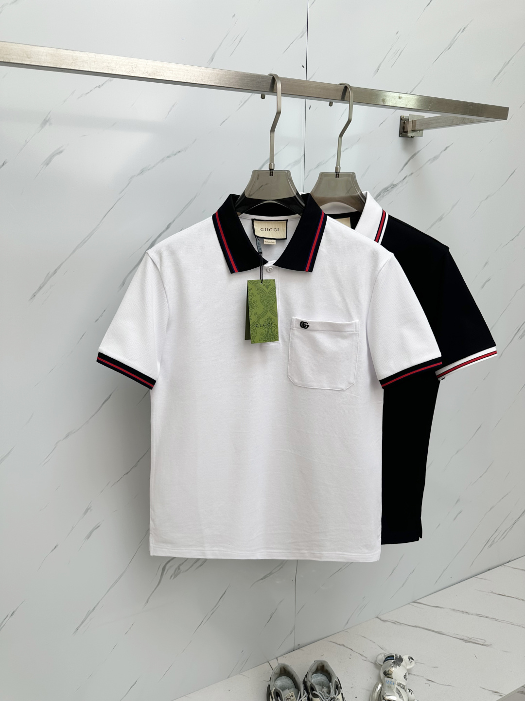 NO:136387,GUCCI 2025 latest men's short-sleeved Polo shirt, the latest brand design elements!  Neither monotonous nor complicated, it shows taste just right!  Customer-supplied top custom fabrics!  Comfortable, sweat-absorbing and breathable, the unique high-end fabric presents a simple and elegant temperament!  Embroidery logo craftsmanship on chest!  The quality and quality are the most perfect and full three-dimensional! Standard cutting design!  Every detail is a synchronized with high-end fashion M-3XL, gucci, T-shirt, alexander wang19860909GUCCI 2025最新款男士短袖Polo衫,品牌最新设计元素！既不单调也不复杂,恰到好处的展现品味！客供顶级定制面料！舒适吸汗透气根本不在话下,面料独具的高奢感呈现简约优雅气质！胸前品牌标识刺绣logo工艺！品质品相都是最完美的饱满立体!标准裁剪设计！每一处细节都是与高端时尚同步的体现 M—3XL,,gucci,T-shirt,alexander wang,Men's clothing