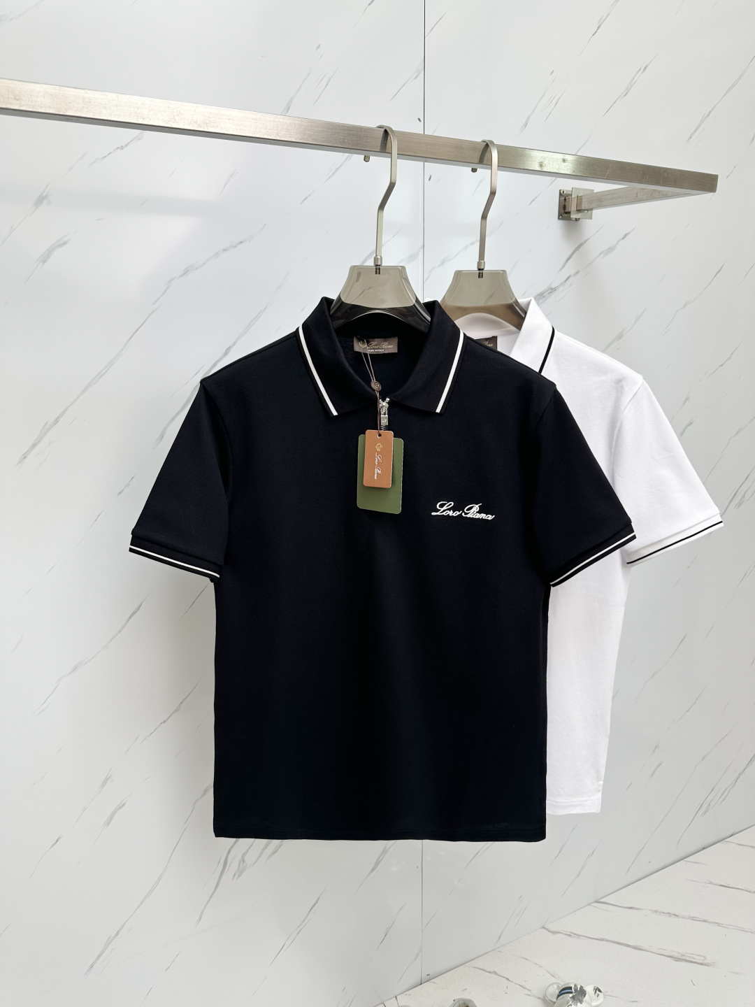 NO:428454,The latest men's short-sleeved Polo shirt in 2025, the latest brand design elements!  Neither monotonous nor complicated, it shows taste just right!  Customer-supplied top custom fabrics!  Comfortable, sweat-absorbing and breathable, the unique high-end fabric presents a simple and elegant temperament!  Embroidery logo craftsmanship on chest!  The quality and quality are the most perfect and full three-dimensional! Standard cutting design!  Every detail is a synchronized with high-end fashion M-3XL, T-shirt, alexander wang198609092025最新款男士短袖Polo衫,品牌最新设计元素！既不单调也不复杂,恰到好处的展现品味！客供顶级定制面料！舒适吸汗透气根本不在话下,面料独具的高奢感呈现简约优雅气质！胸前品牌标识刺绣logo工艺！品质品相都是最完美的饱满立体!标准裁剪设计！每一处细节都是与高端时尚同步的体现 M—3XL,,T-shirt,alexander wang,Men's clothing