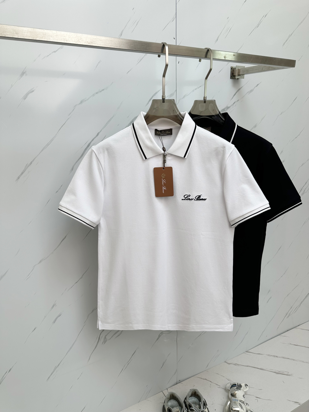 NO:136393,The latest men's short-sleeved Polo shirt in 2025, the latest brand design elements!  Neither monotonous nor complicated, it shows taste just right!  Customer-supplied top custom fabrics!  Comfortable, sweat-absorbing and breathable, the unique high-end fabric presents a simple and elegant temperament!  Embroidery logo craftsmanship on chest!  The quality and quality are the most perfect and full three-dimensional! Standard cutting design!  Every detail is a synchronized with high-end fashion M-3XL, T-shirt, alexander wang198609092025最新款男士短袖Polo衫,品牌最新设计元素！既不单调也不复杂,恰到好处的展现品味！客供顶级定制面料！舒适吸汗透气根本不在话下,面料独具的高奢感呈现简约优雅气质！胸前品牌标识刺绣logo工艺！品质品相都是最完美的饱满立体!标准裁剪设计！每一处细节都是与高端时尚同步的体现 M—3XL,,T-shirt,alexander wang,Men's clothing