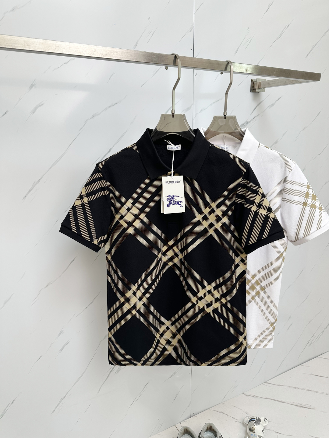 NO:428449,BURB2025 latest men's short-sleeved Polo shirt, the latest brand design elements!  Neither monotonous nor complicated, it shows taste just right!  Customer-supplied top custom fabrics!  Comfortable, sweat-absorbing and breathable, the unique high-end fabric presents a simple and elegant temperament!  Embroidery logo craftsmanship on chest!  The quality and quality are the most perfect and full three-dimensional! Standard cutting design!  Every detail is a synchronized with high-end fashion M-3XL, burberry, T-shirt, alexander wang19860909BURB2025最新款男士短袖Polo衫,品牌最新设计元素！既不单调也不复杂,恰到好处的展现品味！客供顶级定制面料！舒适吸汗透气根本不在话下,面料独具的高奢感呈现简约优雅气质！胸前品牌标识刺绣logo工艺！品质品相都是最完美的饱满立体!标准裁剪设计！每一处细节都是与高端时尚同步的体现 M—3XL,,burberry,T-shirt,alexander wang,Men's clothing