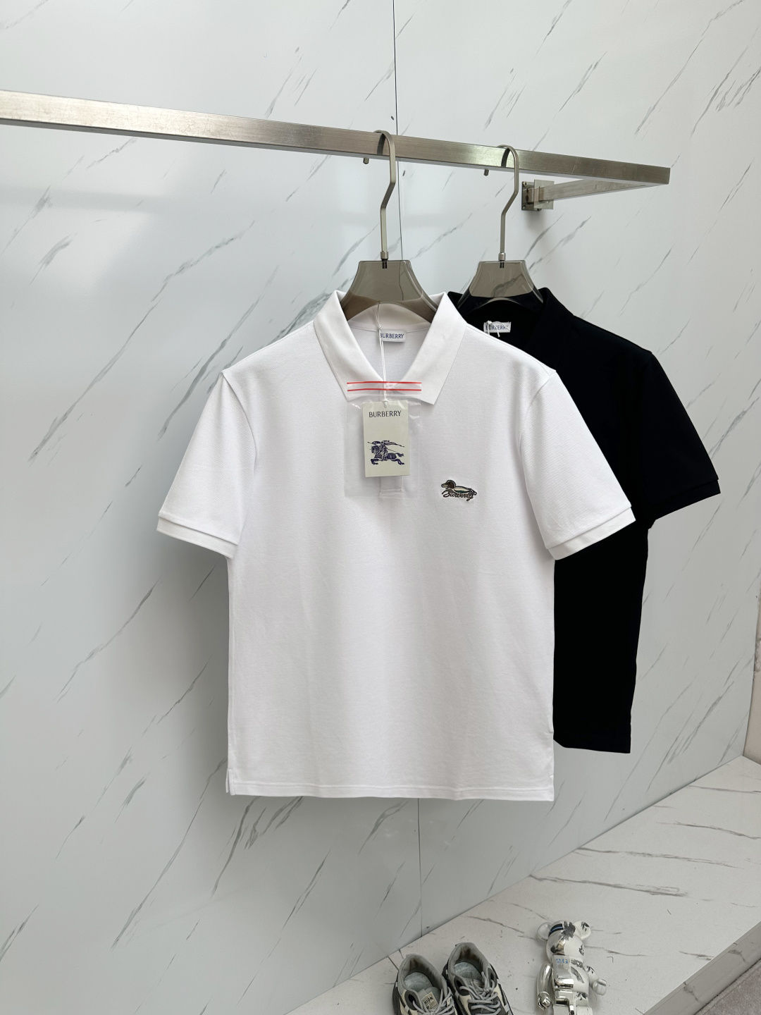 NO:136396,BURB2025 latest men's short-sleeved Polo shirt, the latest brand design elements!  Neither monotonous nor complicated, it shows taste just right!  Customer-supplied top custom fabrics!  Comfortable, sweat-absorbing and breathable, the unique high-end fabric presents a simple and elegant temperament!  Embroidery logo craftsmanship on chest!  The quality and quality are the most perfect and full three-dimensional! Standard cutting design!  Every detail is a synchronized with high-end fashion M-3XL, burberry, T-shirt, alexander wang19860909BURB2025最新款男士短袖Polo衫,品牌最新设计元素！既不单调也不复杂,恰到好处的展现品味！客供顶级定制面料！舒适吸汗透气根本不在话下,面料独具的高奢感呈现简约优雅气质！胸前品牌标识刺绣logo工艺！品质品相都是最完美的饱满立体!标准裁剪设计！每一处细节都是与高端时尚同步的体现 M—3XL,,burberry,T-shirt,alexander wang,Men's clothing