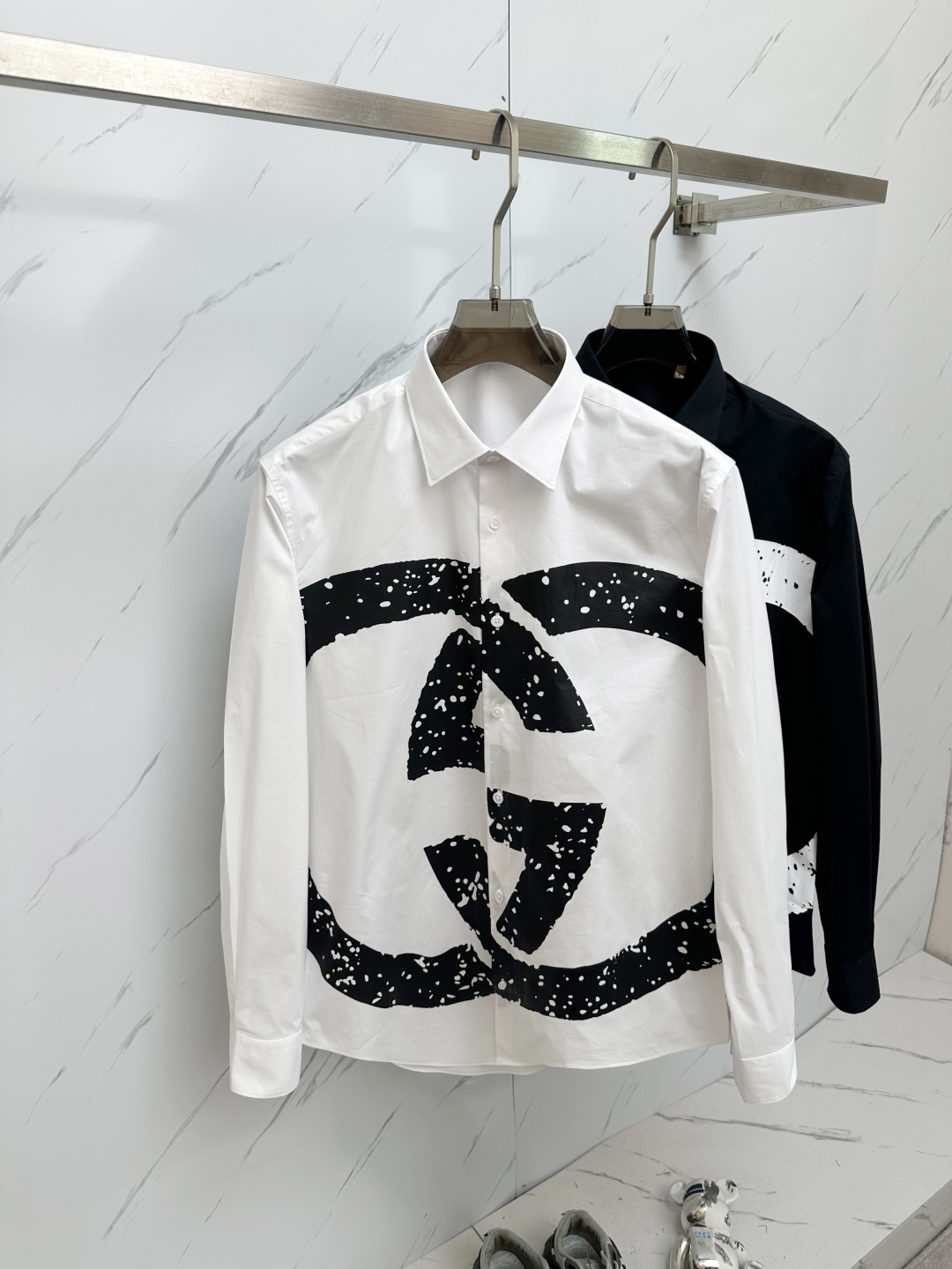 NO:162622,Big G printed lining GG new style, minimalist business casual printed long-sleeved shirt, on sale in stock... Boutique ruthless goods, exquisite black and white and color printing craftsmanship in the front!  Lutai imported 120 double-strand twill fabrics, anti-wrinkle-free, crisp and stylish, with very delicate and smooth feel, and after special craftsmanship, excellent skin-friendly, and excellent aesthetic design, exquisite craftsmanship, smooth lines, and perfect match!  Easy to advance the fashionable feeling, not easy to wrinkle, neatly carousel, rare good product, black and white. sizes～xxl (172/145 catties m slim fit, no belly) s Shoulder width 44 bust 102 clothes length 73 sleeve length 62 m Shoulder width 45 bust 106 clothes length 74 sleeve length 63 l Shoulder width 46 bust 110 clothes length 75 sleeve length 64 xl Shoulder width 47 bust 114 clothes length 76 sleeve length 65 xxl Shoulder width 48 bust 118 clothes length 77 sleeve length 66,,shirts,alexander wang19860909大G印花衬 GG新款,极简商务休闲印花长袖衬衫,现货发售…精品狠货 前幅精致的黑白又色印花工艺！鲁泰进口120支双股斜纹面料,防皱免烫,挺括有型,手感非常细腻柔顺,经过特殊工艺处理,亲肤性极佳,非常出彩的美学设计,工艺精湛,线条流畅,完美搭配！轻松将时髦感进阶 不易起皱,车工整齐,难得一见的好货 黑白两色. sizes～xxl（172/145斤m修身 没肚腩） s 肩宽 44胸围 102衣长 73袖长62 m 肩宽 45胸围 106衣长 74袖长63 l肩宽 46胸围 110衣长 75袖长64 xl 肩宽 47胸围 114衣长 76袖长65 xxl肩宽 48胸围 118衣长 77袖长66,,shirts,alexander wang,Men's clothing