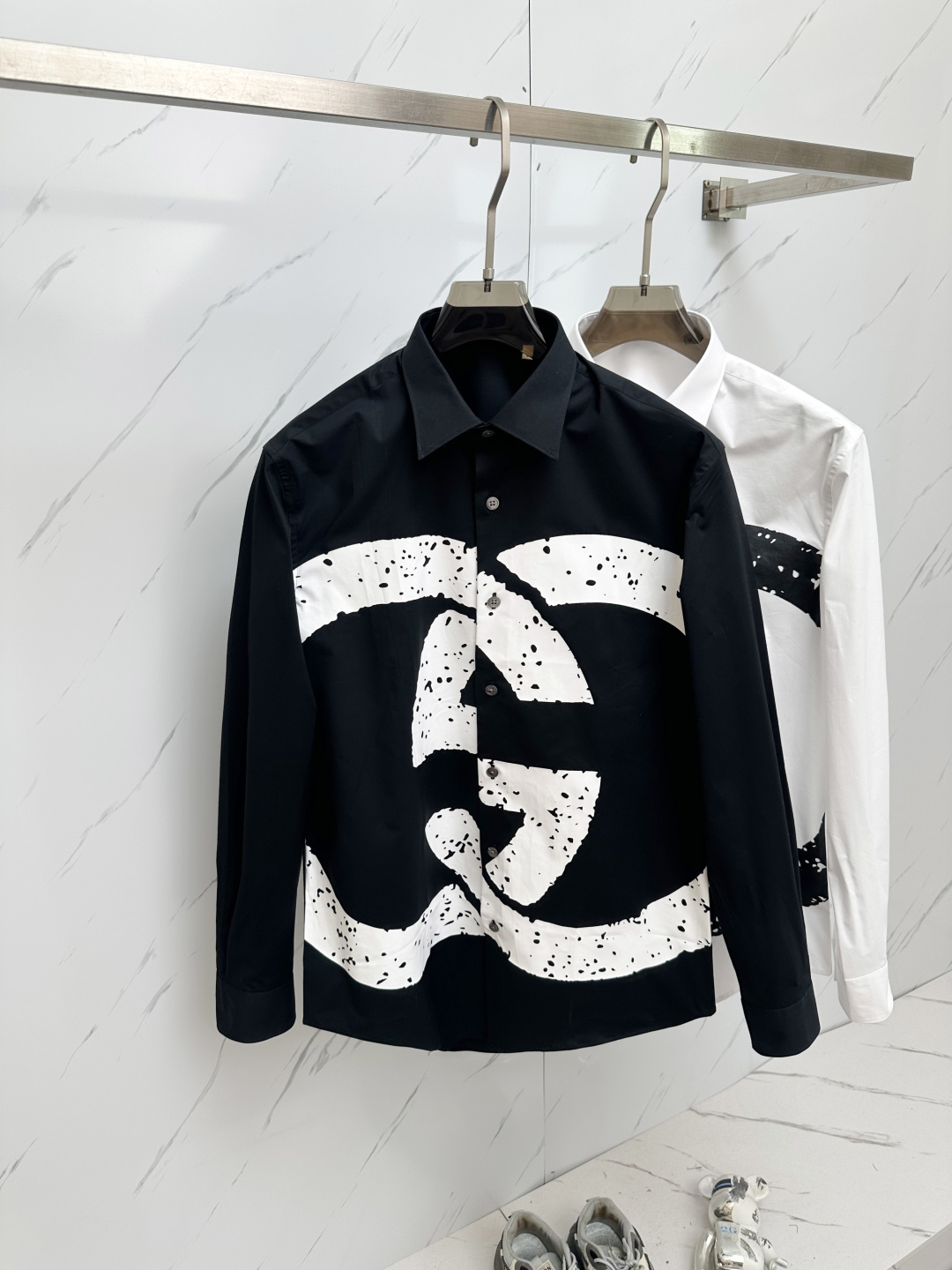 NO:452042,Big G printed lining GG new style, minimalist business casual printed long-sleeved shirt, on sale in stock... Boutique ruthless goods, exquisite black and white and color printing craftsmanship in the front!  Lutai imported 120 double-strand twill fabrics, anti-wrinkle-free, crisp and stylish, with very delicate and smooth feel, and after special craftsmanship, excellent skin-friendly, and excellent aesthetic design, exquisite craftsmanship, smooth lines, and perfect match!  Easy to advance the fashionable feeling, not easy to wrinkle, neatly carousel, rare good product, black and white. sizes～xxl (172/145 jin m slim fit, no belly) s Shoulder width 44 bust 102 clothes length 73 sleeve length 62 m Shoulder width 45 bust 106 clothes length 74 sleeve length 63 l Shoulder width 46 bust 110 clothes length 75 sleeve length 64 xl Shoulder width 47 bust 114 clothes length 76 sleeve length 65 xxl Shoulder width 48 bust 118 clothes length 77 sleeve length 66,,shirts,alexander wang19860909大G印花衬 GG新款,极简商务休闲印花长袖衬衫,现货发售…精品狠货 前幅精致的黑白又色印花工艺！鲁泰进口120支双股斜纹面料,防皱免烫,挺括有型,手感非常细腻柔顺,经过特殊工艺处理,亲肤性极佳,非常出彩的美学设计,工艺精湛,线条流畅,完美搭配！轻松将时髦感进阶 不易起皱,车工整齐,难得一见的好货 黑白两色. sizes～xxl（172/145斤m修身 没肚腩） s 肩宽 44胸围 102衣长 73袖长62 m 肩宽 45胸围 106衣长 74袖长63 l肩宽 46胸围 110衣长 75袖长64 xl 肩宽 47胸围 114衣长 76袖长65 xxl肩宽 48胸围 118衣长 77袖长66,,shirts,alexander wang,Men's clothing