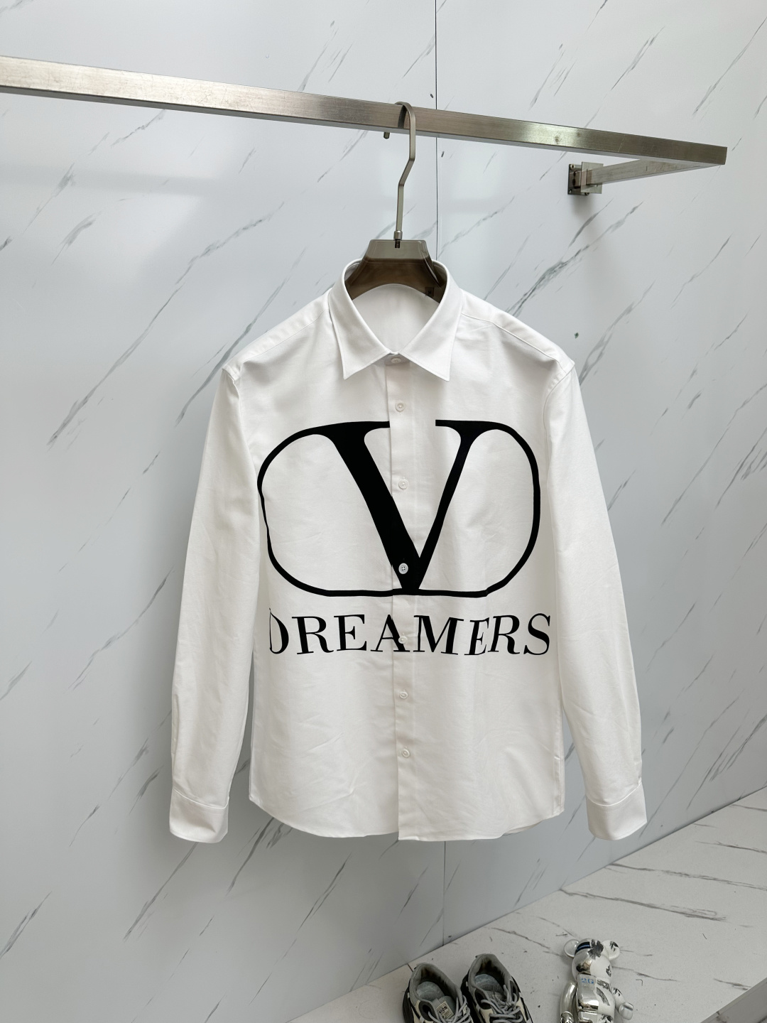 NO:162624,Valentino New men's long-sleeved shirt High-end version of shirt!  Customized fabrics for counters are breathable and comfortable, with impeccable details, and the brand element design concept reflects high quality. The feel is delicate and soft!  Present casual cut, the upper body style is excellent 3 size S-XXL white spot S size shoulder width 46cm-bust 102cm-length 76cm-sleeve length 63cm M size shoulder width 47cm-bust 106cm-length 77cm-sleeve length 64cm L size shoulder width 48cm-bust 110cm-length 78cm-sleeve length 65cm XL size shoulder width 49cm-bust 114cm-length 79cm-sleeve length 66cm XXL size shoulder width 50cm-bust 118cm-length 80cm-sleeve length 67cm Size recommendation (standard version) Height 174-145 catties, try on M size appropriate!  A boy can choose S code within 125 catties, a M code for 125-140 catties, a L code for 140-155 catties, a XL code for 155-170 catties, and a XXL code for 170-195 catties!  , valentino,shirts,alexander wang19860909华伦天奴 新款男士长袖衬衫 高端版本衬衣！专柜定制面料 透气舒适度高,细节无可挑剔,品牌元素设计理念,体现高品质.手感细腻柔软！呈现休闲裁剪,上身版型超赞3 码数S-XXL 白色现货 S码肩宽46cm-胸围102cm-衣长76cm-袖长63cm M码肩宽47cm-胸围106cm-衣长77cm-袖长64cm L码肩宽48cm-胸围110cm-衣长78cm-袖长65cm XL码肩宽49cm-胸围114cm-衣长79cm-袖长66cm XXL码肩宽50cm-胸围118cm-衣长80cm-袖长67cm 尺码推荐（标准版型） 身高174-145斤,试穿M码合适！ 男生体重125斤以内选择S码,125-140斤选择M码,140-155斤选择L码,155-170斤选择XL码,170-195斤选择XXL码！,,valentino,shirts,alexander wang,Men's clothing