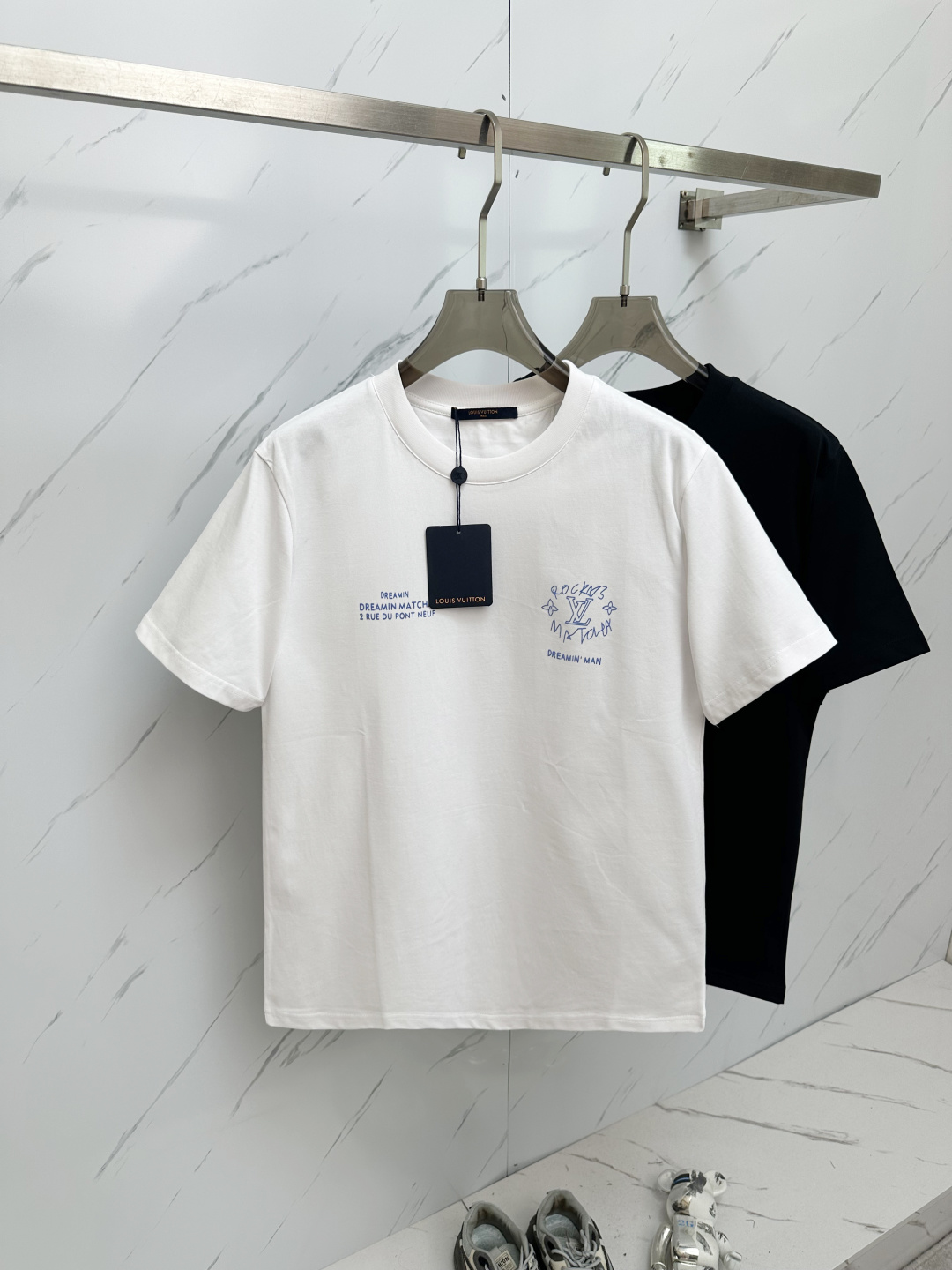 NO:162619,L's 2025 spring and summer new short-sleeved T-shirt for men and women,!  Customized exclusive pure cotton fabric, customized original craft threads, and chest heavy-work letter logo craft design!  Simple and generous, calm and versatile, extremely high-end, perfectly integrated with fashion and style, a top fashionable style that perfectly suits the outside wear!  The overall feeling is natural!  The ultimate classic versatile short-sleeved T-shirt is designed with the latest three-dimensional letter logo pattern elements!  The ultimate perfection of heavy industry!  Fans who pursue high quality are please buy them by themselves, and all fans who know the goods are invited to appreciate this model together!  !  Size S-2XL, louis vuitton, T-shirt,tees, t-shirt,alexander wang19860909L家 2025春夏新款男女同款短袖T恤,！定制专属纯棉面料,定制原版工艺螺纹,胸前重工字母logo工艺设计！简约大方,从容百搭,档次极高,完美融入时尚还有风情感一款完美符合外穿的顶尖时髦气质款！整体给人浑然天成的感觉！极致经典的百搭型短袖T恤,采用最新的立体字母logo图案元素设计！极致的重工极致的完美！追求高品质的粉丝们请自行抢购,诚邀所有识货的粉丝一同鉴赏此款！！ 尺码S-2XL,,louis vuitton,T-shirt,tees，t-shirt,alexander wang,Men's clothing