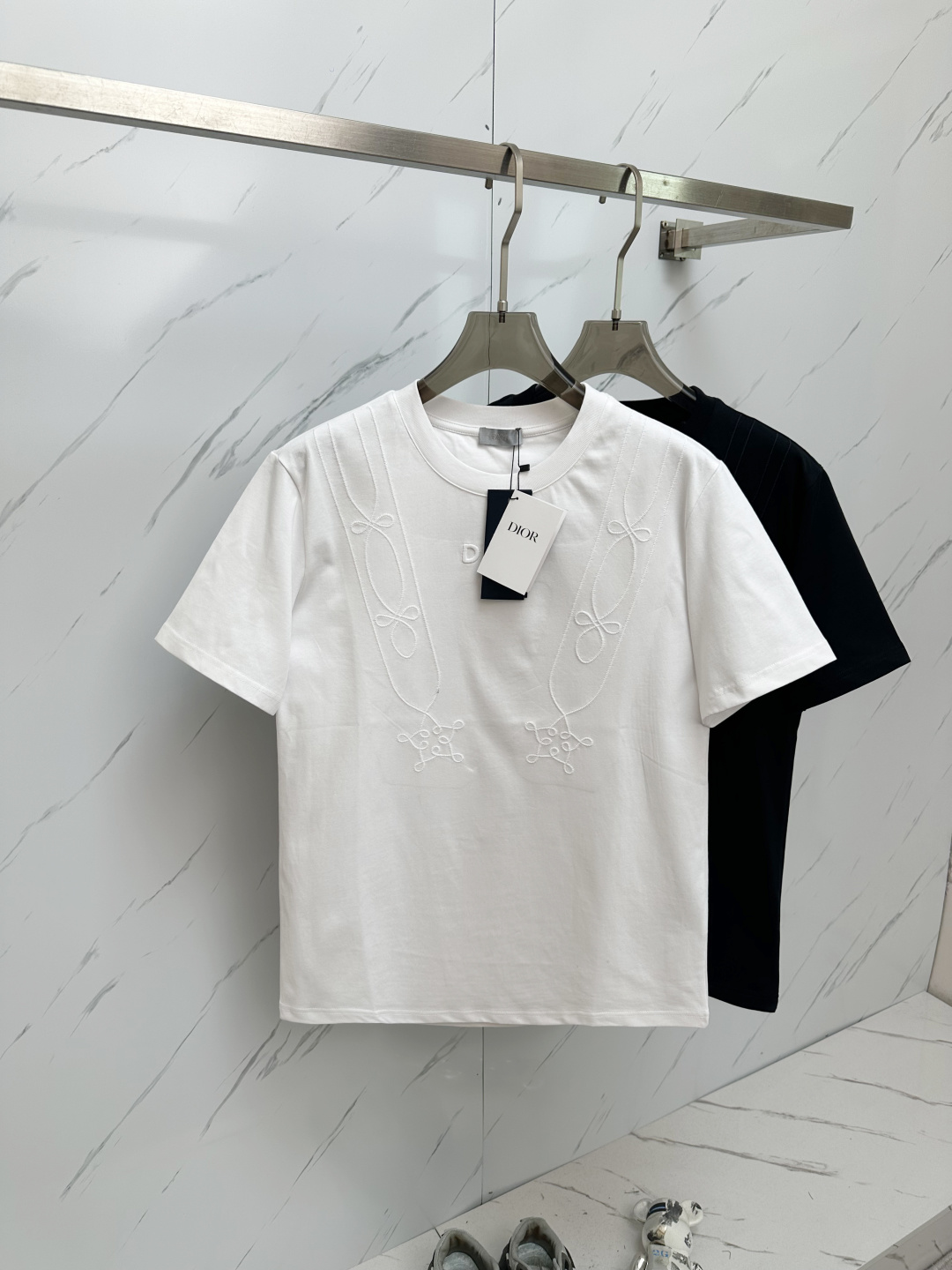 NO:162616,Dio*Dijia 2025 spring and summer new short-sleeved T-shirt for men and women, and the counter is available at the same time!  Customized exclusive 280g pure cotton fabric, customized original craft threads,!  Simple and generous, calm and versatile, extremely high-end, perfectly integrated with fashion and style, a top fashionable style that perfectly suits the outside wear!  The overall feeling is natural!  The ultimate classic versatile short-sleeved T-shirt is designed with the latest three-dimensional letter logo embroidery elements!  The ultimate perfection of heavy industry!  Fans who pursue high quality are please buy them by themselves, and all fans who know the goods are invited to appreciate this model together!  !  Color black white Size S-2XL,,dior,dior,T-shirt,tees,t-shirt,alexander wang19860909Dio*迪家 2025春夏新款男女同款短袖T恤,专柜同步发售！定制专属280克纯棉面料,定制原版工艺螺纹,！简约大方,从容百搭,档次极高,完美融入时尚还有风情感一款完美符合外穿的顶尖时髦气质款！整体给人浑然天成的感觉！极致经典的百搭型短袖T恤,采用最新的立体字母logo刺绣元素设计！极致的重工极致的完美！追求高品质的粉丝们请自行抢购,诚邀所有识货的粉丝一同鉴赏此款！！颜色黑色 白色 尺码S-2XL,,dior,dior,T-shirt,tees，t-shirt,alexander wang,Men's clothing