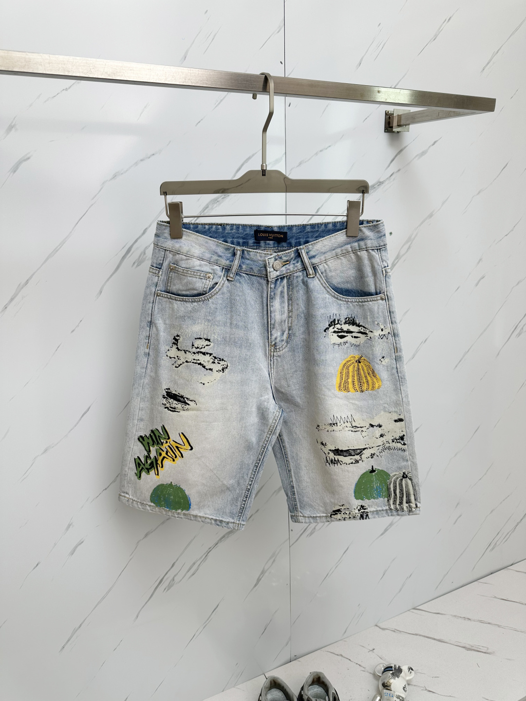 NO:133158,High-end customization 25ss spring and summer new style, men's small straight-leg original single denim shorts The new style in early spring is super soft, elastic fabric, complex handicraft superposition, any washing step lasts for a few seconds and will become completely different color effects, so it is more precious, especially long-lasting and taste-resistant... Choose the best tannin elastic texture, genuine leather leather cards, high-quality metal accessories... to create a unique and original jeans style!  Original hardware accessories, super positive style, comfortable and breathable, extremely high grade, counter quality, and handsome upper body. Size 28-38,, shorts, jeans, alexander wang19860909高端定制 25ss春夏新款 男士小直筒原单 牛仔短裤 早春新款超柔软,弹力面料,复杂的手工艺叠加,任何一个洗水环节多停留几秒都会变成完全不一样的颜色效果,所以越加珍贵,特别持久、耐味…… 选用上乘的丹宁弹力质感,真皮皮牌、高定的金属辅料……打造出独特及原创的牛仔裤款型！原版五金辅料,版型超正,舒适透气,档次极高,专柜品质,上身帅气十足. 码数 28—38,,shorts,jeans,alexander wang,Men's clothing