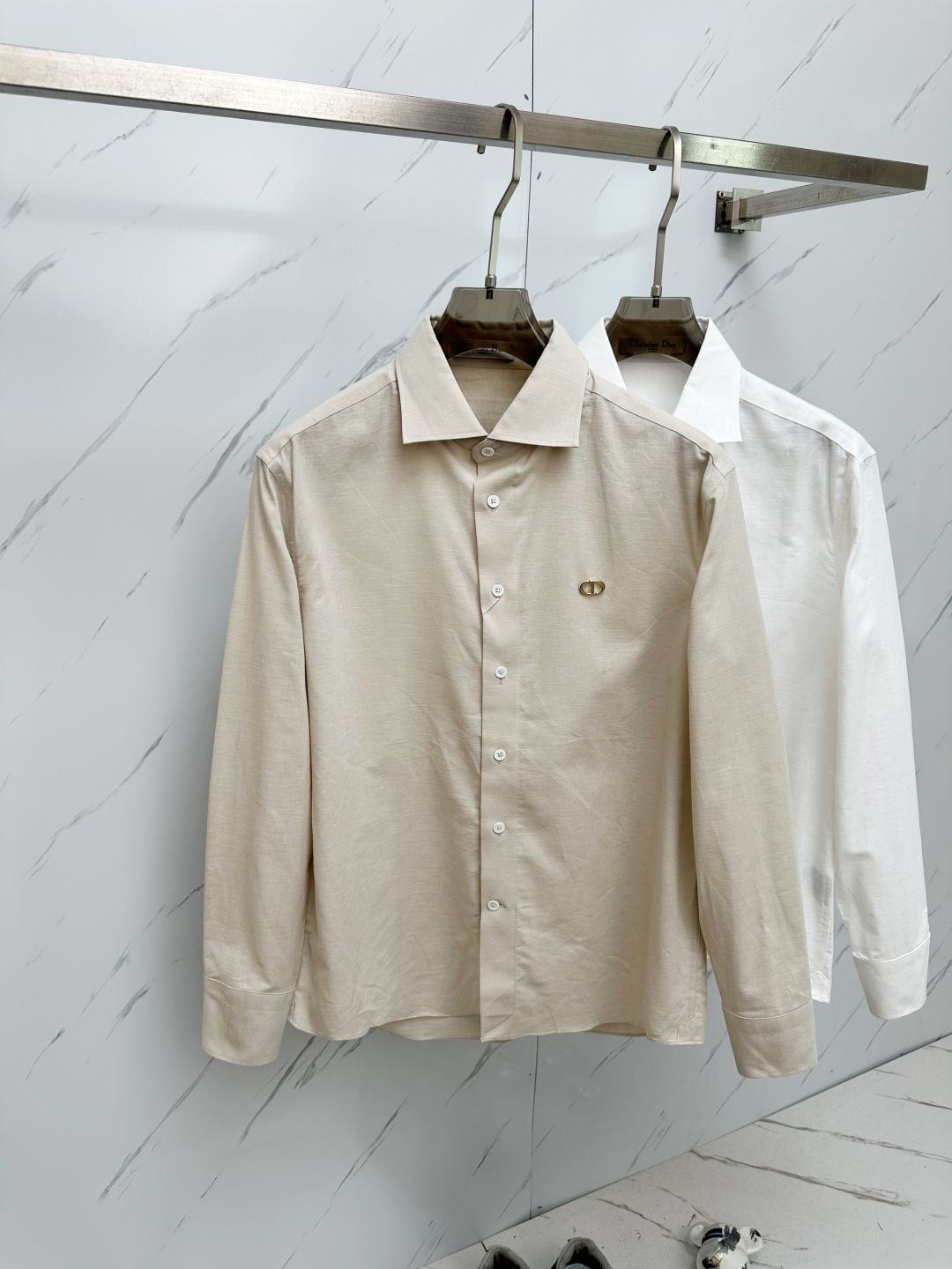 NO:133154,CD counter latest spring men's essential shirt, natural cotton, comfortable and breathable, original single product, original fabric, soft and comfortable, high-end and luxurious upper body, sufficiently styled grade, this shirt is proud to make you satisfied and face! Size M-3XL,,shirts,alexander wang19860909CD 专柜最新春款男士必备款衬衫,天然棉,舒服透气,原单狠货,原版面料,柔软舒适,上身高端又奢华,足够场面的档次,这款衬衫无不骄傲的让你满意有面子! 尺码M—3XL,,shirts,alexander wang,Men's clothing