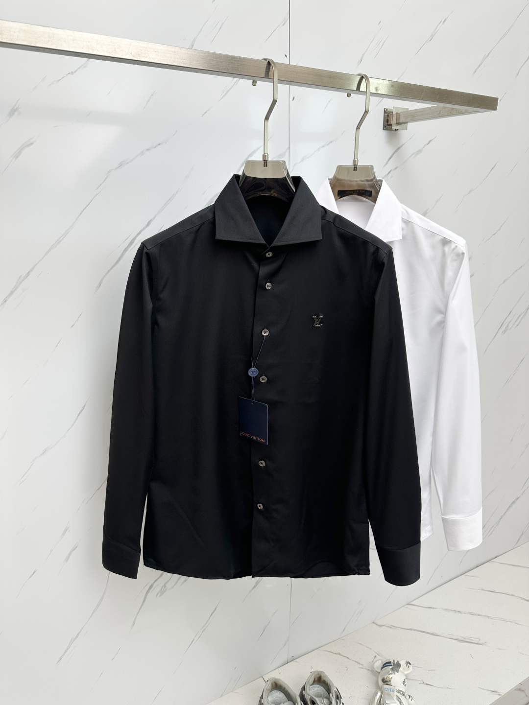 NO:133152,The latest spring-friendly shirt for men in LV counter, natural cotton, comfortable and breathable, original single product, original fabric, soft and comfortable, high-end and luxurious upper body, sufficiently styled grade, this shirt is proud to make you satisfied and face! Size M-3XL,,louis vuitton,shirts,alexander wang19860909LV 专柜最新春款男士必备款衬衫,天然棉,舒服透气,原单狠货,原版面料,柔软舒适,上身高端又奢华,足够场面的档次,这款衬衫无不骄傲的让你满意有面子! 尺码M—3XL,,louis vuitton,shirts,alexander wang,Men's clothing