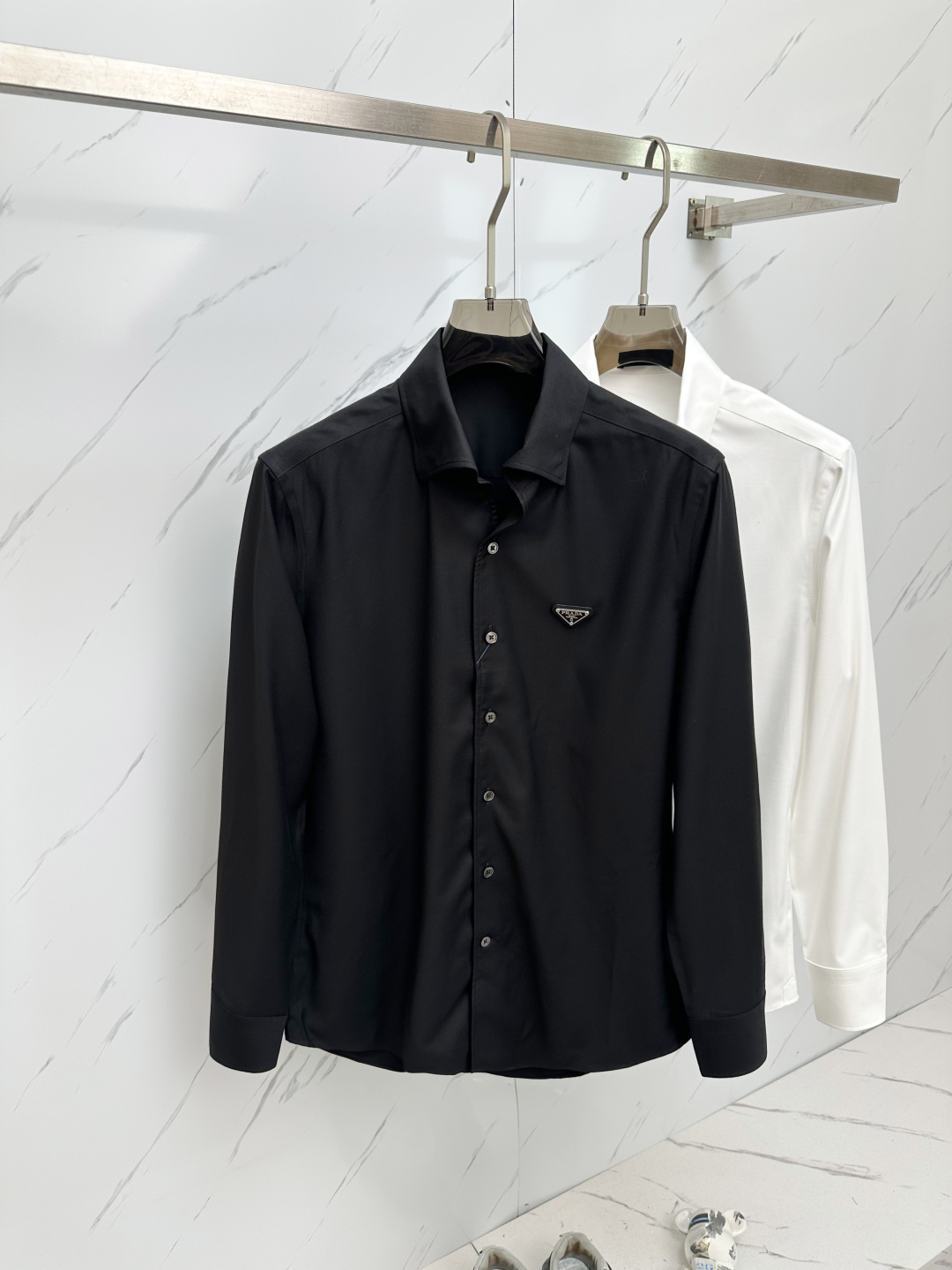 NO:133149,PRADA counter latest spring-style men's essential shirt, natural cotton, comfortable and breathable, original single product, original fabric, soft and comfortable, high-end and luxurious upper body, sufficiently stylish grade, this shirt is proud to make you satisfied and face! Size M-3XL,,prada,shirts,alexander wang19860909PRADA 专柜最新春款男士必备款衬衫,天然棉,舒服透气,原单狠货,原版面料,柔软舒适,上身高端又奢华,足够场面的档次,这款衬衫无不骄傲的让你满意有面子! 尺码M—3XL,,prada,shirts,alexander wang,Men's clothing