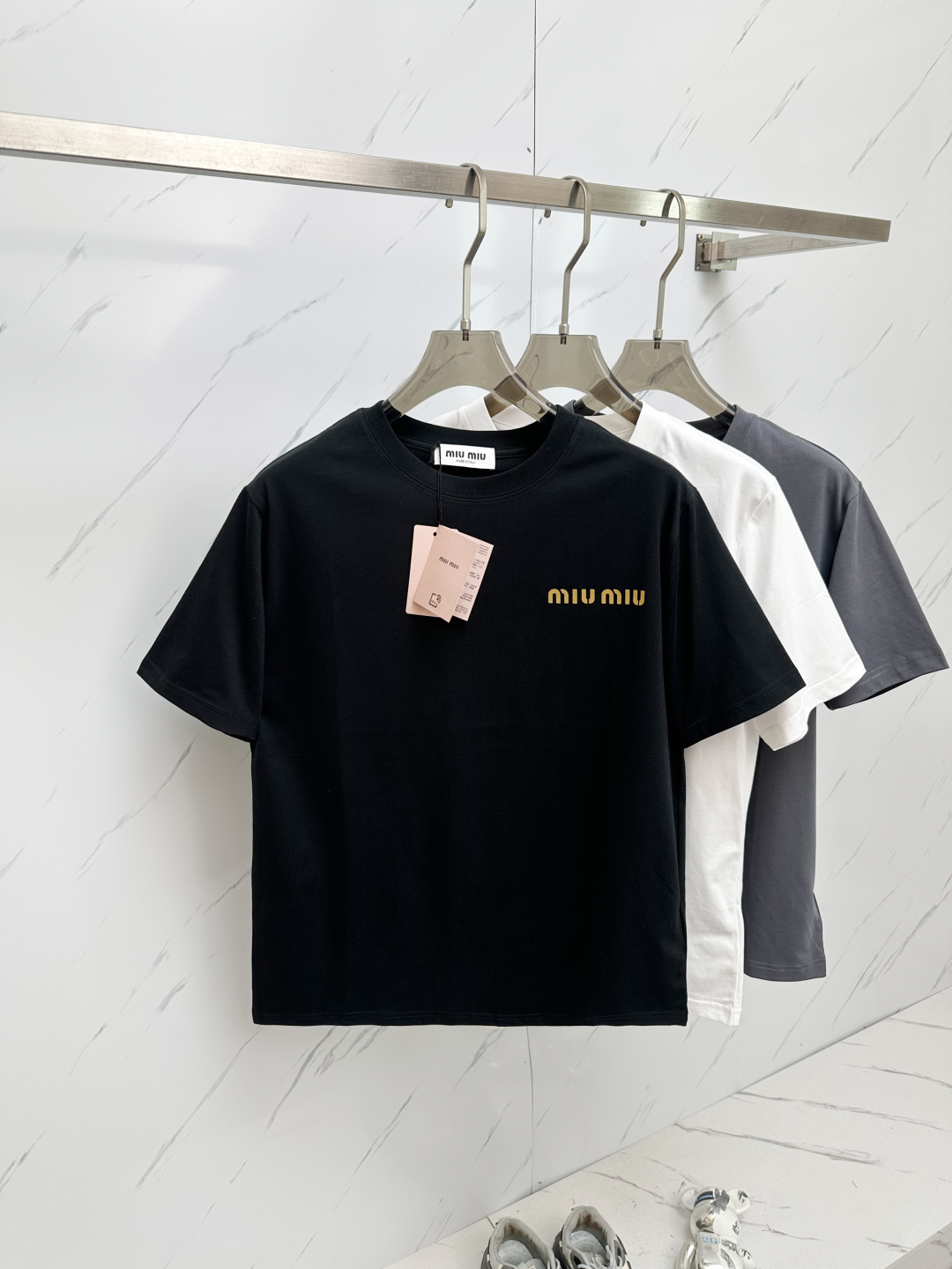 NO:133160,MIU2025 spring and summer new short-sleeved T-shirt for men and women, brand classic logo design elements!  Neither monotonous nor complicated, it shows taste just right!  !  Comfortable, sweat-absorbing and breathable, the unique high-end fabric presents a simple and elegant temperament!  Full of design sense!  Full three-dimensional! Standard cutting design!  Every detail is a synchronized with high-end fashion. Size: S-2XL, miumiu, T-shirt, tees, t-shirt, alexander wang19860909MIU2025春夏新款男女同款短袖T恤,品牌经典logo设计元素！既不单调也不复杂,恰到好处的展现品味！！舒适吸汗透气根本不在话下,面料独具的高奢感呈现简约优雅气质！设计感十足！饱满立体!标准裁剪设计！每一处细节都是与高端时尚同步的体现.尺码:S-2XL,,miumiu,T-shirt,tees，t-shirt,alexander wang,Men's clothing