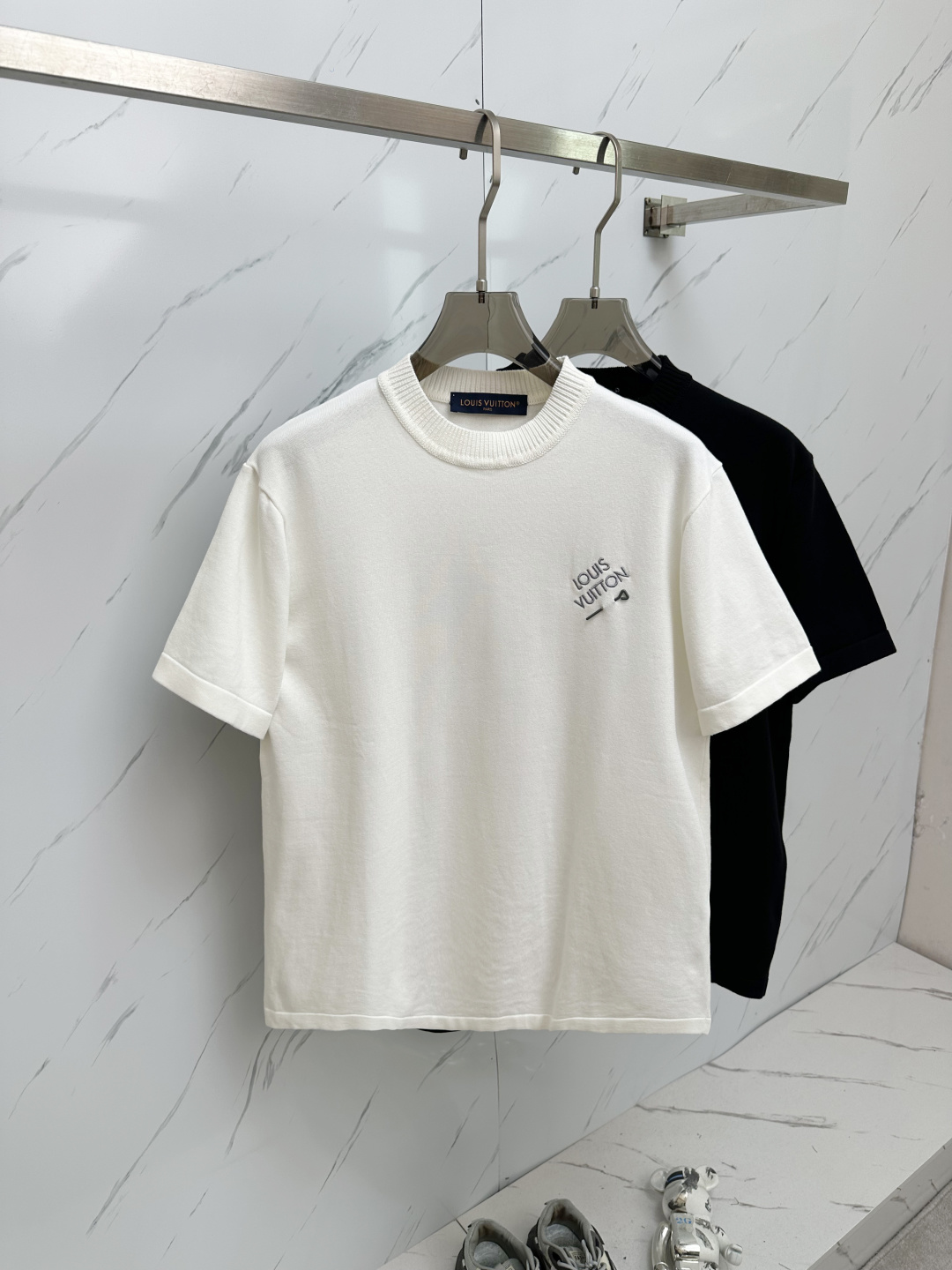 NO:134714,LV 2025 spring and summer new product knitted short-sleeved, imported knitted fabric, soft touch. Top imported private goods, design trendy short-sleeved sweaters, without losing luxury. The quality is unquestionable. The upper body effect is excellent, the same as the luxury official website!  Size S—XL, louis vuitton, T-shirt, alexander wang19860909LV 2025春夏新品针织短袖,进口针织面料,手感柔软.顶级进口私货,设计潮流短袖针织衫,不失奢华 品质毋庸置疑 上身效果超赞,奢华官网同款！尺码S—XL,,louis vuitton,T-shirt,alexander wang,Men's clothing