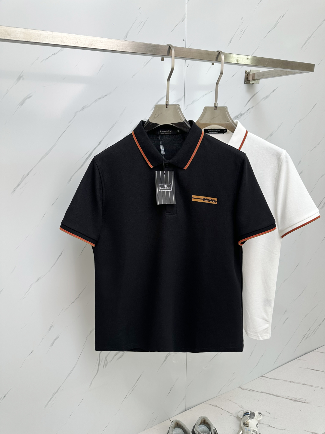 NO:134704,The same round neck short-sleeved T-shirt in the ss counter, customized fabric, the fabric is made of original elastic suede skin-friendly fabric, high elasticity and easy to retract, the chest is made of brand logo pattern, a must-have item for high-end people, enter and exit the counter at will, buy with confidence. The same model for men and women, size M-3XL,,T-shirt,tees,t-shirt,alexander wang19860909ss专柜同款圆领短袖T恤 定制面料 面料采用原厂弹力绒面亲肤面料, 高弹力好伸缩,胸前采用品牌Logo标志图案 高端人士必备单品,随意出入专柜,放心购买. 男女同款 尺码M—3XL,,T-shirt,tees，t-shirt,alexander wang,Men's clothing