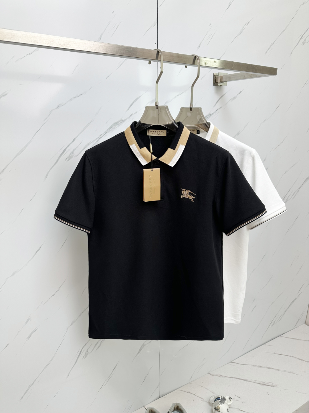 NO:428521,BURB's latest and most top version of Polo shirt short sleeves, the best quality. Jade silk top production process imported fabrics, unique design of the counter model, imported high-end custom imported feel first-class!  !  Code number M-3XL, burberry, T-shirt, alexander wang19860909BURB 最新最顶级版本Polo衫短袖,最顶级的品质.玉蚕丝 顶级制作工艺进口面料,专柜款独特设计,采用进口高端订制进口手感一流！！码数M—3XL,,burberry,T-shirt,alexander wang,Men's clothing