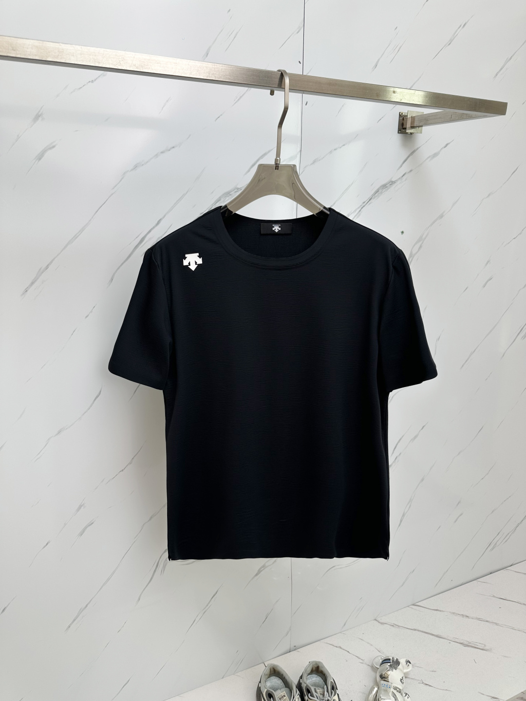 NO:428503,The latest short-sleeved round-neck T-shirt in the 2025 spring and summer new style first-time counter, high-end customization, avant-garde and fashionable design!  Brand logo heavy craft design, high-end customized 230g fabric, soft feel, comfortable to wear, exquisite counter-level car line, fine workmanship, invincible and handsome upper body effect!  A must-have item for handsome men!  M-2XL, T-shirt,tees,t-shirt,alexander wang198609092025春夏新款首发专柜最新款短袖圆领T恤 高端订制 设计前卫时尚！品牌logo重工艺设计 高端定制230克面料.手感柔软.穿着舒适.专柜级别精致车线.做工精细.上身效果无敌帅气！型男必备单品！M—2XL,,T-shirt,tees，t-shirt,alexander wang,Men's clothing