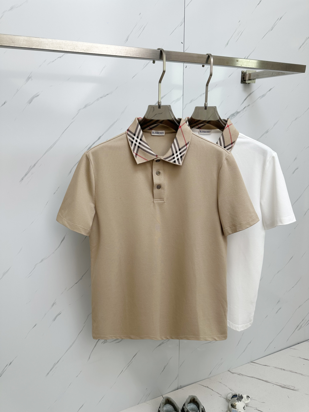 NO:428516,BURB's latest and most top version of Polo shirt short sleeves, the best quality. Jade silk top production process imported fabrics, unique design of the counter model, imported high-end custom imported feel first-class!  !  Code number M—2XL, burberry, T-shirt, alexander wang19860909BURB 最新最顶级版本Polo衫短袖,最顶级的品质.玉蚕丝 顶级制作工艺进口面料,专柜款独特设计,采用进口高端订制进口手感一流！！码数M—2XL,,burberry,T-shirt,alexander wang,Men's clothing