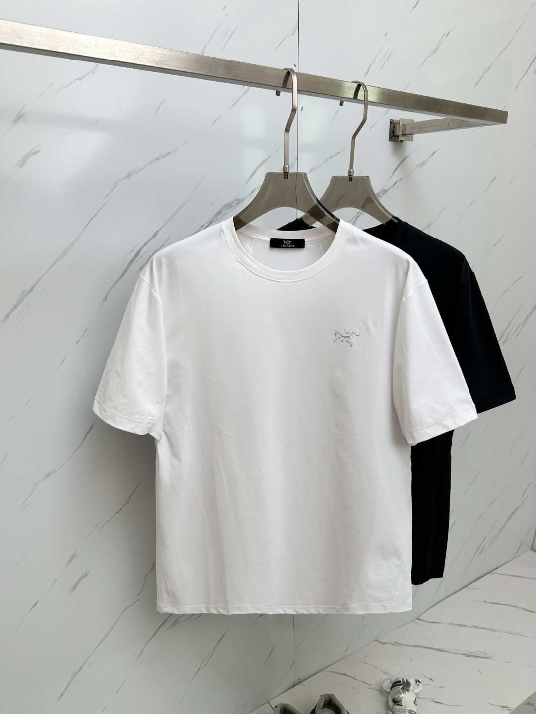 NO:428499,Bird 2025 spring and summer new style first-time counter latest short-sleeved round-neck T-shirt, high-end customization, avant-garde and fashionable design!  Brand logo heavy craft design, high-end customized 230g fabric, soft feel, comfortable to wear, exquisite counter-level car line, fine workmanship, invincible and handsome upper body effect!  A must-have item for handsome men!  M-2XL, T-shirt,tees,t-shirt,alexander wang19860909鸟 2025春夏新款首发专柜最新款短袖圆领T恤 高端订制 设计前卫时尚！品牌logo重工艺设计 高端定制230克面料.手感柔软.穿着舒适.专柜级别精致车线.做工精细.上身效果无敌帅气！型男必备单品！M—2XL,,T-shirt,tees，t-shirt,alexander wang,Men's clothing