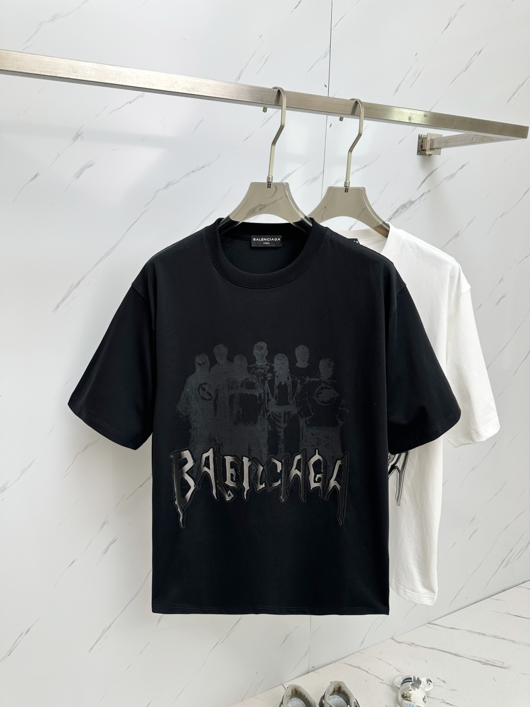 NO:428546,The latest short-sleeved round-neck T-shirt in the 2025 spring and summer new style first-time counter, high-end customization, avant-garde and fashionable design!  Brand logo heavy craft design, high-end customized 230g fabric, soft feel, comfortable to wear, exquisite counter-level car line, fine workmanship, invincible and handsome upper body effect!  A must-have item for handsome men!  S-2XL, T-shirt,tees,t-shirt,alexander wang198609092025春夏新款首发专柜最新款短袖圆领T恤 高端订制 设计前卫时尚！品牌logo重工艺设计 高端定制230克面料.手感柔软.穿着舒适.专柜级别精致车线.做工精细.上身效果无敌帅气！型男必备单品！S—2XL,,T-shirt,tees，t-shirt,alexander wang,Men's clothing