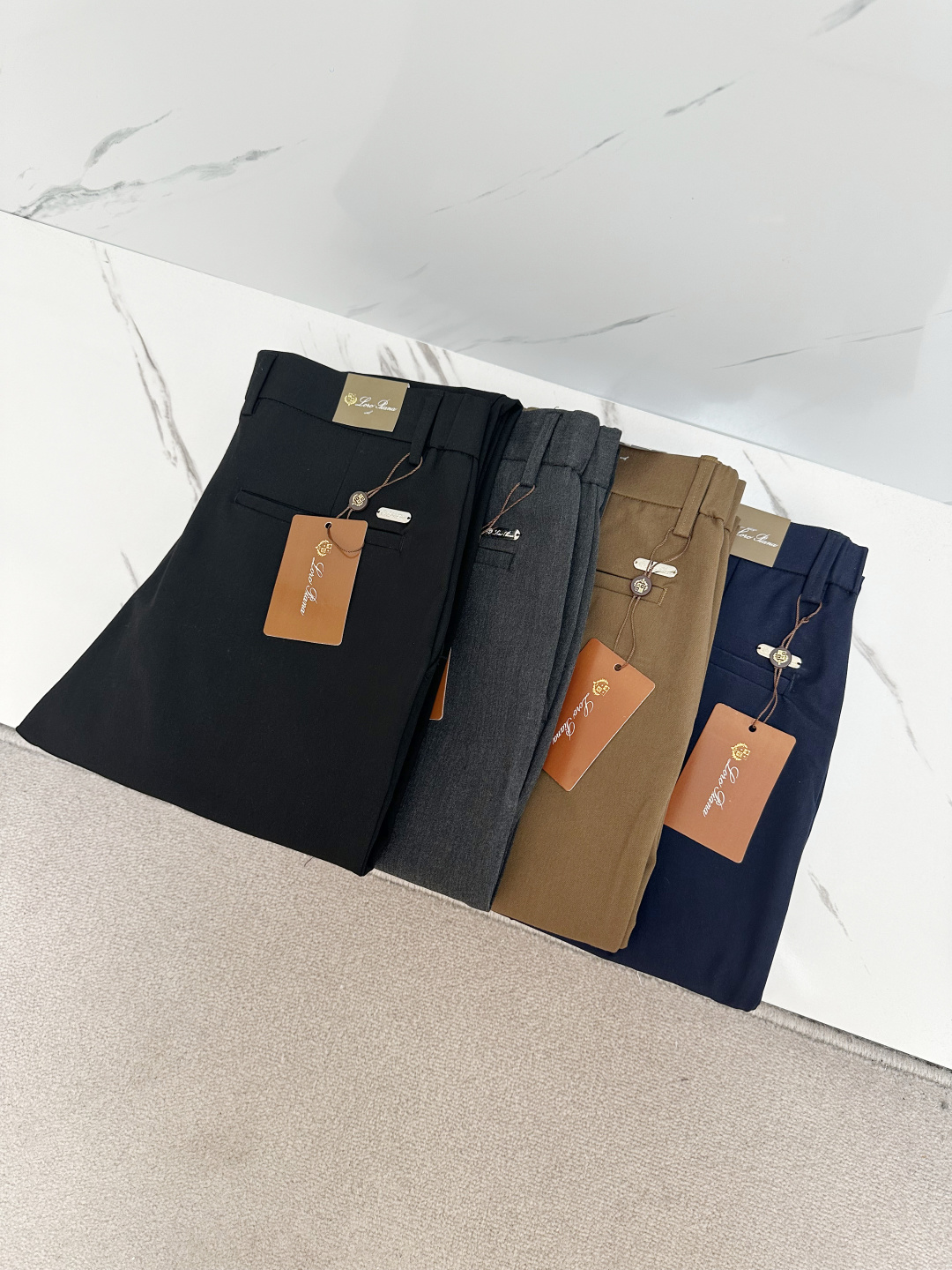 NO:146307,Men's business casual fashion trousers# This style is undoubtedly the most exquisite and advanced! A suit pants that show off your temperament are also a must-have versatile trousers for daily work and leisure. It has a slim straight-fitting style cut, and it is beautiful and fashionable to reduce age. It wanders between casual and business, and is a perfect item! ! High-end quality is everywhere, and the details show its classiness, with its own drape and light luster, and the texture is invincible! ! A casual pants dominated by craftsmanship and fabrics. The accessories and fabrics are so high-end that they are beyond imagination. The properties and specifications of the fabrics are subversive. The materials are quite luxurious and exquisite. The key is their texture and comfort. The fabrics have superior elasticity and no tightness on the upper body. The experience is excellent, wonderful and not easy to wrinkle. They provide a classic logo with awareness. Customized hardware accessories. Customized open mold engraving brand letter buckle metal styles, while enriching vision, it also greatly demonstrates the brand's sense of luxury. The details are handled in place and are full of gold! The style is first-class, and the hip lifting is excellent in slimming. It can sweep the wardrobe with any top matching. It has extensive compatibility and is both business commuting and casual. It is satisfied with various daily outfits. It has a full upper body shape and is invincible and versatile! A must-have for quality control! Size 28-38, business suit,alexander wang19860909男士商务休闲时装款西裤# 此款无疑是最精致最高级的存在!非常显气质的一款西装裤,也是日常工作休闲必备的百搭裤装,修身直筒版型裁剪,穿着亮眼时髦减龄,游走在休闲与商务之间,完美单品！！高端品质处处彰显,细节处展现其档次感,自带垂坠度和淡奢光泽,质感堪称无敌！！以工艺和面料为主导的一款休闲裤,通体的辅料、面料之高级超乎想象,面料之属性及规格颠覆常规,用料相当奢华考究,关键在于本身的质感以及舒适度,面料自带优越的弹力,上身毫无紧绷感,体验感极好,妙不可言,不易打皱,辦识度的经典标识,客供定制五金配件 定制开模刻字品牌字母扣金属样式,在丰富视觉的同时也极大彰显了品牌的高级感,细节处理相当到位,含金量十足的一款神裤！ 版型剪裁一流,提臀修身显瘦效果极佳,可横扫衣橱任何的上装搭配,兼容性广泛,商务通勤休闲兼备,满足于日常各种穿搭,上身型款十足,无敌的万能百搭！品相控必入的一款神级裤王 ！ 尺码28—38,,business suit,alexander wang,Men's clothing