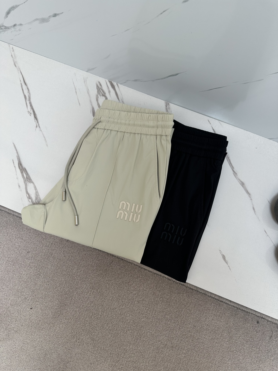 NO:454828,MIUMIU 2025 early spring new style. The imported fabric style is simple and versatile, not picky about people and full of details!  But it doesn't look too high-profile. The upper body is handsome and stylish, and the tone is full of style. The waist workmanship, overall tailoring, the upper body effect are impeccable, and the style is excellent. Whether it is at work or leisure, it can be perfectly controlled. Color black khaki size M-3XL, miumiu, alexander wang19860909MIUMIU 2025早春新款.进口面料款式简约百搭款,不挑人穿,细节感十足！但也不会显得过于高调.上身帅气有型,腔调十足.腰头的做工,整体的剪裁,上身效果都无可挑剔,版型超赞；无论是上班还是休闲,都可以完美驾驭. 颜色黑色 卡其 码数M-3XL,,miumiu,alexander wang,Men's clothing