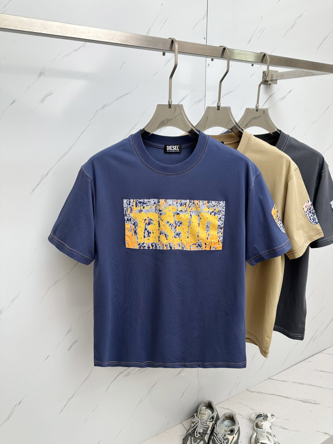 NO:454822,The latest 2025ss summer products, available at the same time on the counter, original singles, fashionable and casual round neck short-sleeved T-shirt, comfortable on the upper body!  Eye-catching and highlighted, using imported original fabrics, top-grade craft letter pattern logo, simple but not lacking in fashion, fashionable and handsome on the upper body, 2 colors recommended, code number M-3XL,, T-shirt,tees, t-shirt,alexander wang198609092025ss夏季最新品,专柜同步有售,原单狠货,时尚休闲圆领短袖T恤,上身舒适！吸睛而有亮点,采用进口原版面料,顶级工艺字母图案logo,简单而不失时尚,上身时尚帅气,2色推荐,码数M—3XL,,T-shirt,tees，t-shirt,alexander wang,Men's clothing