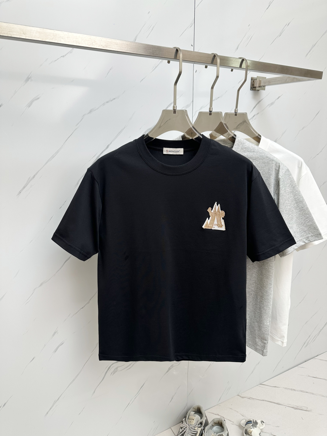 NO:454816,MO 2025ss summer latest product, available at the counter at the same time, original single ruthless goods, fashionable and casual round neck short-sleeved T-shirt, comfortable upper body!  Eye-catching and highlighted, using imported original fabrics, top-grade craft letter pattern logo, simple but not lacking in fashion, fashionable and handsome on the upper body, 2 colors recommended, code number M-3XL,, T-shirt,tees, t-shirt,alexander wang19860909MO 2025ss夏季最新品,专柜同步有售,原单狠货,时尚休闲圆领短袖T恤,上身舒适！吸睛而有亮点,采用进口原版面料,顶级工艺字母图案logo,简单而不失时尚,上身时尚帅气,2色推荐,码数M—3XL,,T-shirt,tees，t-shirt,alexander wang,Men's clothing