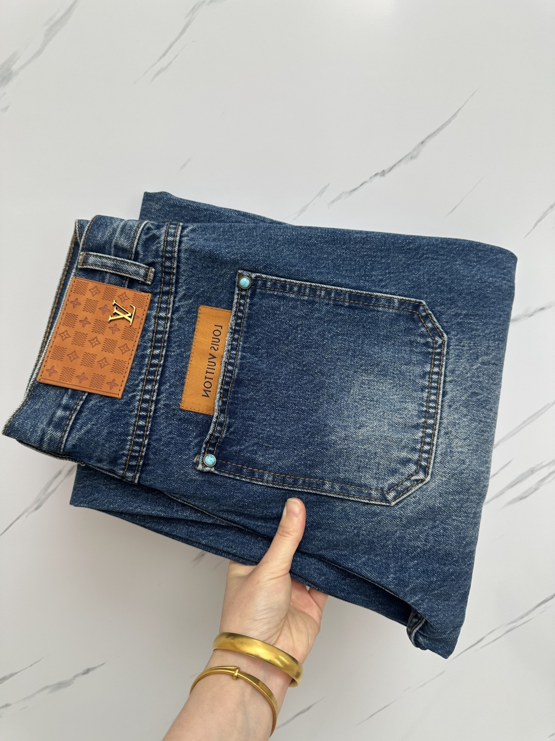 NO:150062,The official website counter is available at the same time. The original single product is a super stylish jeans, customized original washing denim fabric, unique design, top-grade printing craft letter pattern logo, original hardware and auxiliary decoration, extremely superior jeans, the materials and craftsmanship are extremely luxurious and exquisite, the grade is extremely high, the upper body is handsome and stylish, recommended, digits 29-38, jeans, alexander wang19860909官网专柜同步有售,原单狠货,超级有范儿的一款牛仔裤,定制原版水洗牛仔面料,独特设计,顶级印花工艺字母图案logo,原版五金辅料装饰,极为翘楚的一款牛仔裤,用料与工艺都极致奢华精湛,档次极高,上身帅气有型,推荐,码数29—38,,jeans,alexander wang,Men's clothing