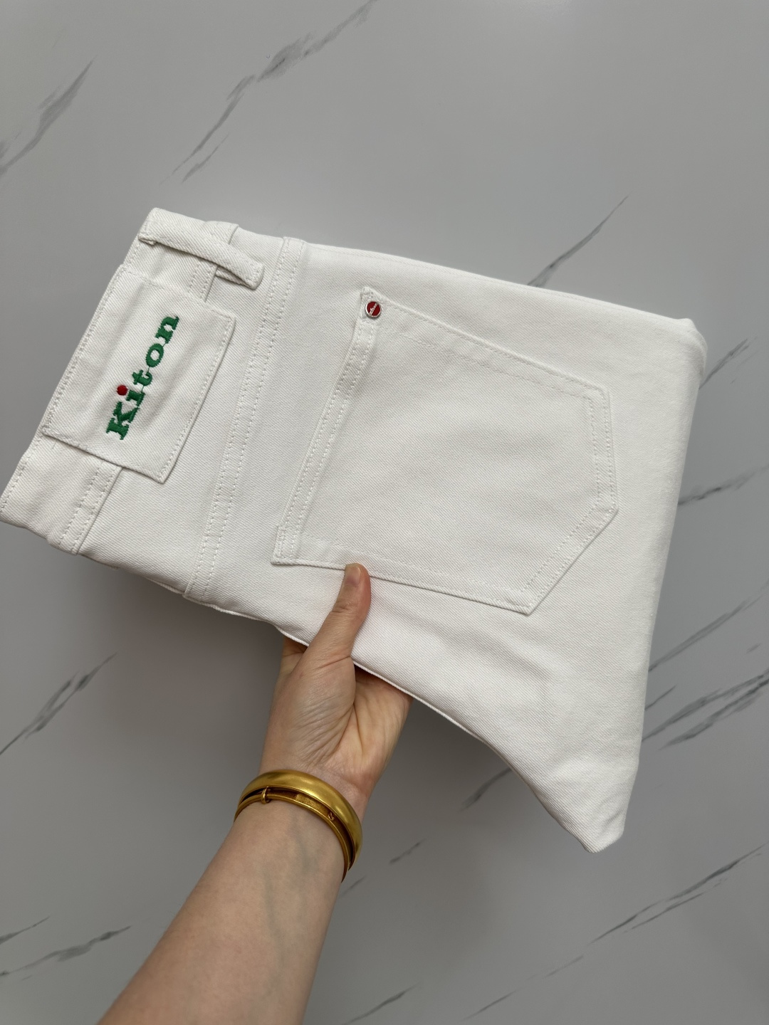 NO:150084,The ceiling in the denim. Rolls-Royce high-end beauty. No matter the fabric style, it is invincible. KITON# 25 Spring and summer original single men's fashion casual denim jeans, Hong Kong foreign company channel goods, high-end Japanese OEM production, heavy platinum-grade products, counter same channel orders, 8K !  Officially announced the style of painting album poster!  Predictable single items, a pair of jeans dominated by fabrics and craftsmanship, abandons the previous style and tone and takes the minimalist route. They are very pure and neat and clean, and the level of control in terms of dressing is not limited. They can be business or casual and fashionable, both solemn and harmonious, and have a full aura!  Customer-supplied high-quality imported denim original color fabric, specially selected Japanese Okayama pure 13oz ounce denim fabric, heavy environmentally friendly plant enzyme washing process, the texture has a light retro color, which is quite beautiful. The fabric is soft and delicate after washing, but has a strong bones and a little elastic, providing an excellent comfort experience, without any damage to the craft elements throughout the body, retaining the purest tannin color!  The details are impeccable, perfectly following the elements of the new season. The latest waist leather mark highlights the brand characteristics. Combined with elegant brand elements, it highlights the quality of the details. It is equipped with the iconic twisted buttons of the season, which adds a lot of visual points. It is fashionable and modern, and is very exquisite. It highlights the brand identity in the details and strongly reflects the overall luxury and high-end feeling!  The color matching is a classic and fashionable high-end counter color, with tough and capable lines, which meets the most popular color for men. It is very pure saturation gray, with perfect style and excellent hip lifting effect. It can easily sweep any top matching in the wardrobe. It has extensive compatibility and is satisfied with various daily outfits. It has a lot of upper body styles and must-have trousers for quality control and denim control!  Size 29 30 31 32 33 34 36 38,,jeans,alexander wang19860909牛仔里的天花板.劳斯莱斯 高端尤物 无论面料版型都无敌的纯在.KITON# 25 春夏原单男士时装休闲丹宁牛仔裤,香港洋行渠道货,高端日本代工出品,重磅白金级臻品,专柜同渠道订单,8K ！官宣画册海报穿搭款！ 可预测性的爆卖单品,以面料和工艺为主导的一款牛仔裤,摒弃了以往的风格与基调,走了极简的路线,非常纯粹且利落干净,穿搭性方面驾驭层次不受局限,即可商务也可休闲时髦,亦庄亦谐,自带满格气场！ 客供高级进口的丹宁原色面料,特选日本冈山纯正13oz 盎司牛仔布料,重磅环保植物酵素水洗工艺,肌理有着淡淡的复古色彩,相当漂亮,面料经过水洗后柔软细腻,但筋骨感极强,且略带弹力,提供了绝佳的舒适体验,通身无任何工艺元素破坏,保留了最纯粹的丹宁本色！ 细节无可挑剔,完美沿袭了新一季的元素,最新的腰部皮标彰显了品牌特质,结合优雅的品牌元素,凸显了细节之品质感,搭载当季标志性扭曲纽扣,视觉方面加分不少,时髦而摩登,非常精湛,于细节之处即彰显了品牌身份又强烈体现出整体的奢华与高级感！ 配色属于经典时尚高级专柜色,硬朗干练的线条,符合男性最为心头好的色调,非常纯粹的饱和度灰,版型剪裁完美,提臀修身效果绝佳,可轻松横扫衣橱任何的上装搭配,兼容性广泛,满足于日常各种穿搭,上身型款十足,于品质控及牛仔迷控者必入型裤装！ 尺码29 30 31 32 33 34 36 38,,jeans,alexander wang,Men's clothing