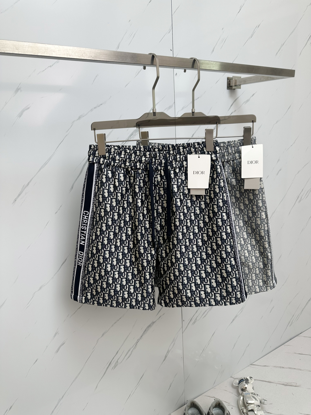 NO:150075,Dior2025 spring and summer new jacquard logo couple shorts high version original custom top fabric, the same high-density fabric as internet celebrities, customized jacquard logo fabric, very high-end and stylish!  The fabric feels very comfortable and a super versatile and beautiful shorts!  !  Complete three standards, same style for men and women, essential models for human hands Size M-3XL,,dior,shorts,alexander wang19860909Dior2025春夏新款提花logo情侣款短裤高版本 原版定制顶级面料,网红明星同款高密度面料,定制提花logo面料,很高档、很有范儿！面料手感非常舒服 超级百搭好看的一款短裤！！三标齐全 男女同款 人手必备款 尺码M-3XL,,dior,shorts,alexander wang,Men's clothing