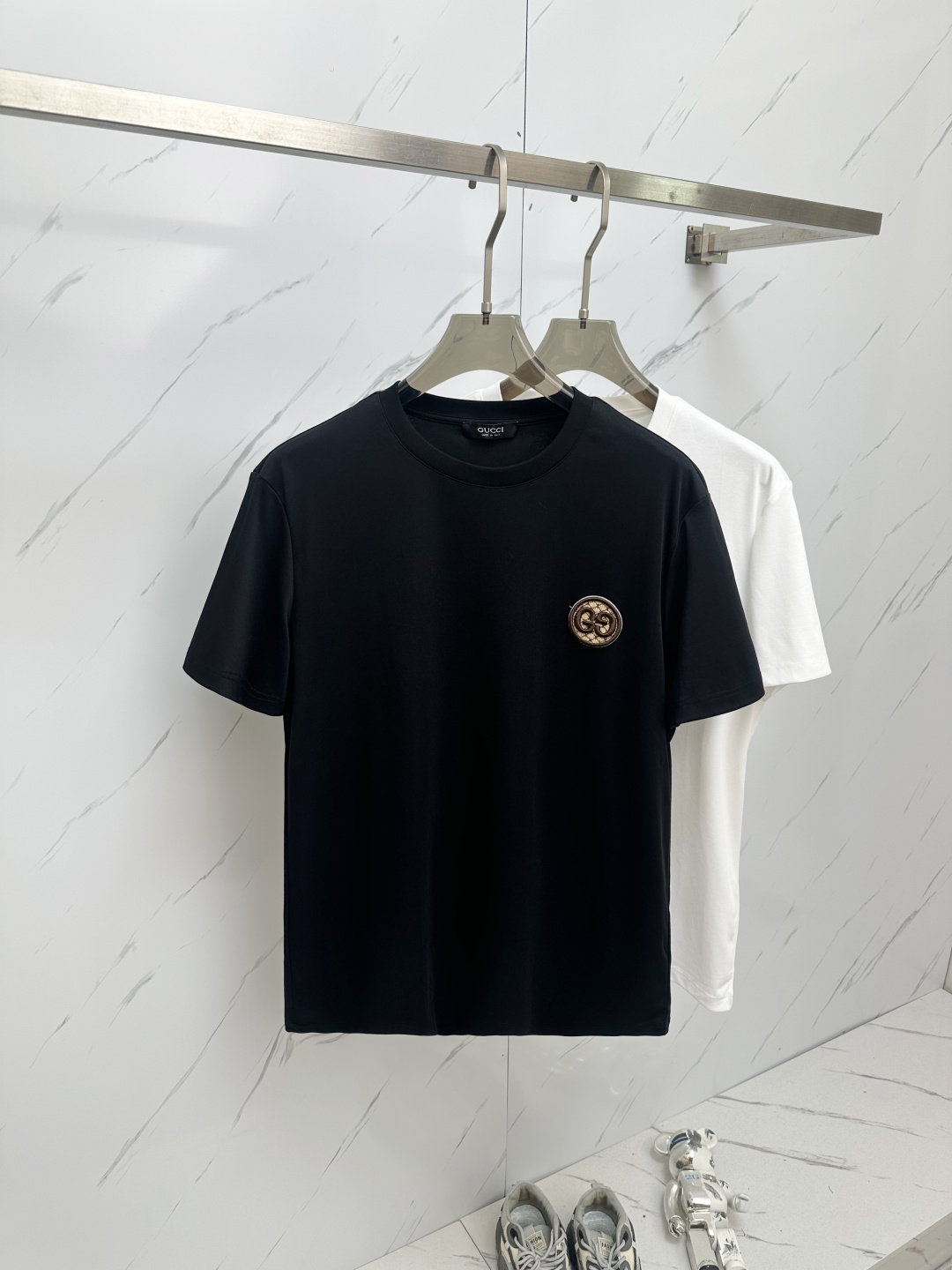 NO:150100,GUCCI 2025ss summer latest product, available at the counter at the same time, original single ruthless goods, fashionable and casual round neck short-sleeved T-shirt, comfortable upper body!  Eye-catching and highlighted, using imported original fabric, top-grade craft letter pattern logo, simple but not lacking in fashion, fashionable and handsome, 2 colors recommended, code number M-3XL, gucci, T-shirt,tees, t-shirt,alexander wang19860909GUCCI 2025ss夏季最新品,专柜同步有售,原单狠货,时尚休闲圆领短袖T恤,上身舒适！吸睛而有亮点,采用进口原版面料,顶级工艺字母图案logo,简单而不失时尚,上身时尚帅气,2色推荐,码数M—3XL,,gucci,T-shirt,tees，t-shirt,alexander wang,Men's clothing