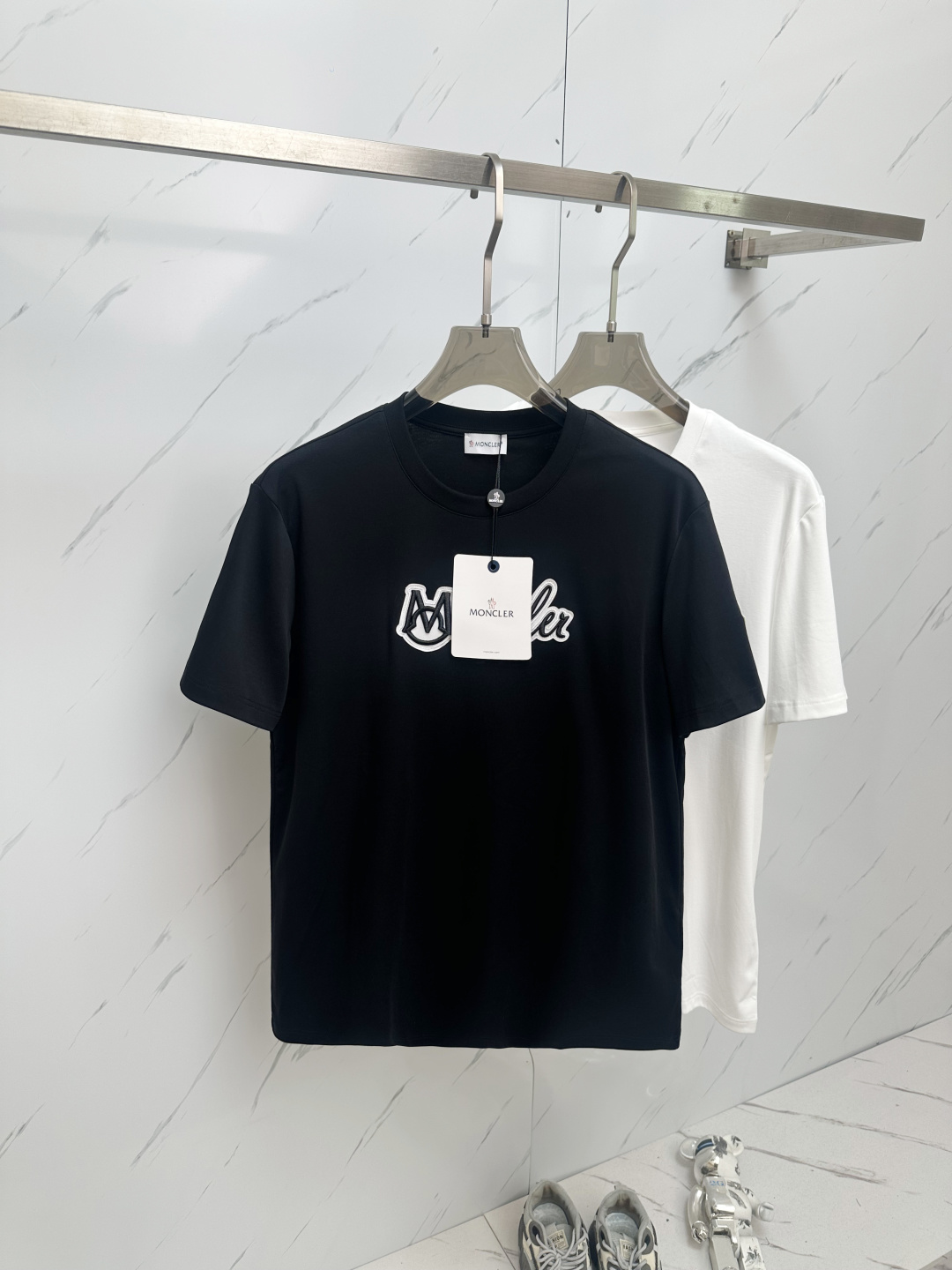 NO:150092,MO 2025ss summer latest product, available at the counter at the same time, original single ruthless goods, fashionable and casual round neck short-sleeved T-shirt, comfortable upper body!  Eye-catching and highlighted, using imported original fabrics, top-grade craft letter pattern logo, simple but not lacking in fashion, fashionable and handsome on the upper body, 2 colors recommended, code number M-3XL,, T-shirt,tees, t-shirt,alexander wang19860909MO 2025ss夏季最新品,专柜同步有售,原单狠货,时尚休闲圆领短袖T恤,上身舒适！吸睛而有亮点,采用进口原版面料,顶级工艺字母图案logo,简单而不失时尚,上身时尚帅气,2色推荐,码数M—3XL,,T-shirt,tees，t-shirt,alexander wang,Men's clothing