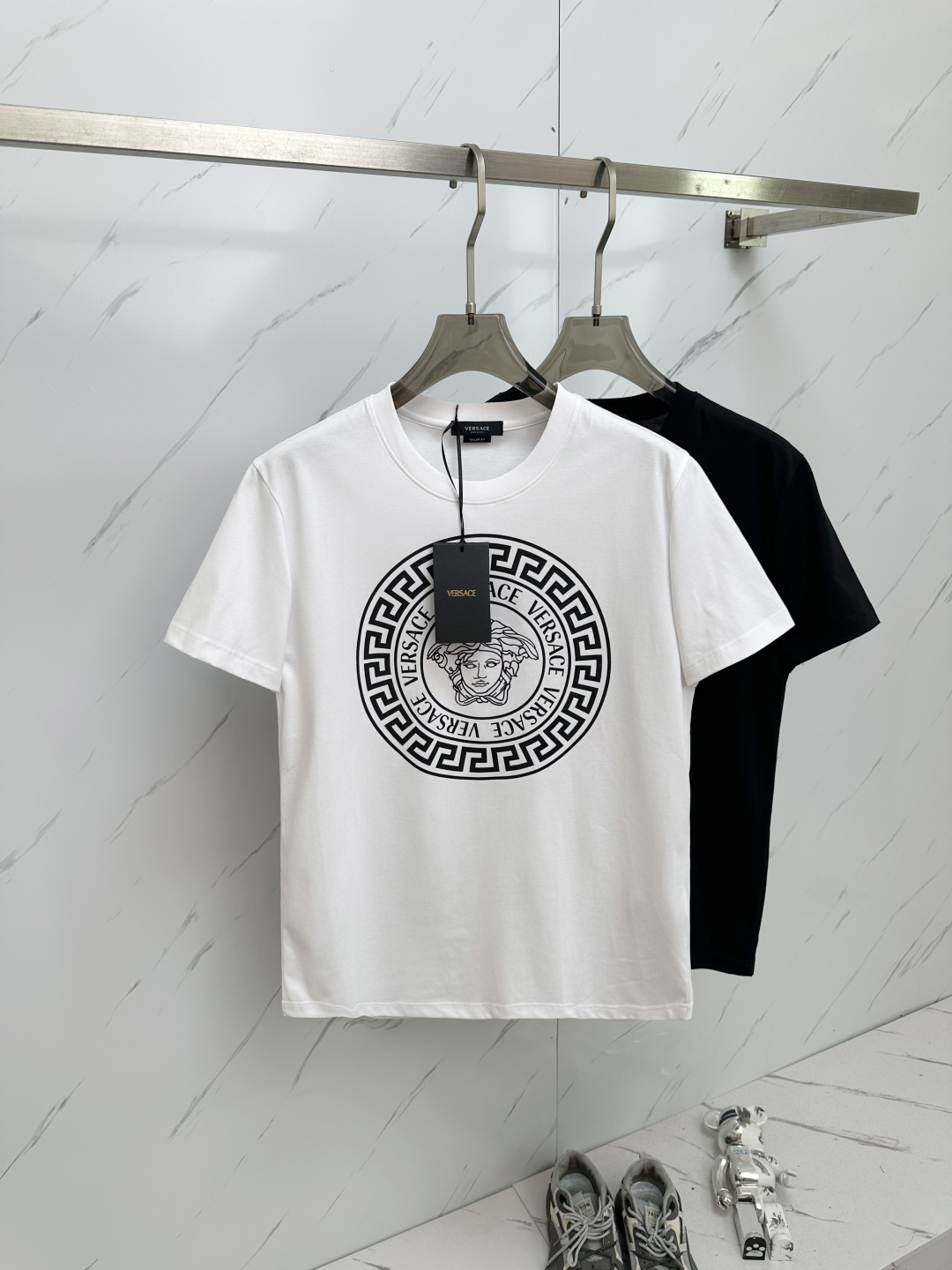 NO:150042,New classic ironing portrait logo couple short-sleeved T-shirt, high-version, original fabric, digital direct-injection printing technology, same style as internet celebrities, high-version, high-quality, 440 customized 280g double-strand mercerized cotton treatment, very comfortable to touch, fashionable and personalized, super versatile and beautiful T-shirt, very suitable for both men and women, essential for human hands, packaging, tags, collar marks, washing wheat, complete Size M—4XL,, T-shirt,tees, t-shirt,alexander wang19860909新款经典烫钻人像logo情侣款短袖T恤 高版本高版本 原版面料 数码直喷印花工艺 网红明星同款  高版本 高 品质 440支定制280克双股丝光棉处理 手感非常舒服  时尚又个性 超级百搭好看的一款T恤 男女都非常合适 人手必备款 包装 吊牌 领标 水洗麦 齐全 尺码M—4XL,,T-shirt,tees，t-shirt,alexander wang,Men's clothing