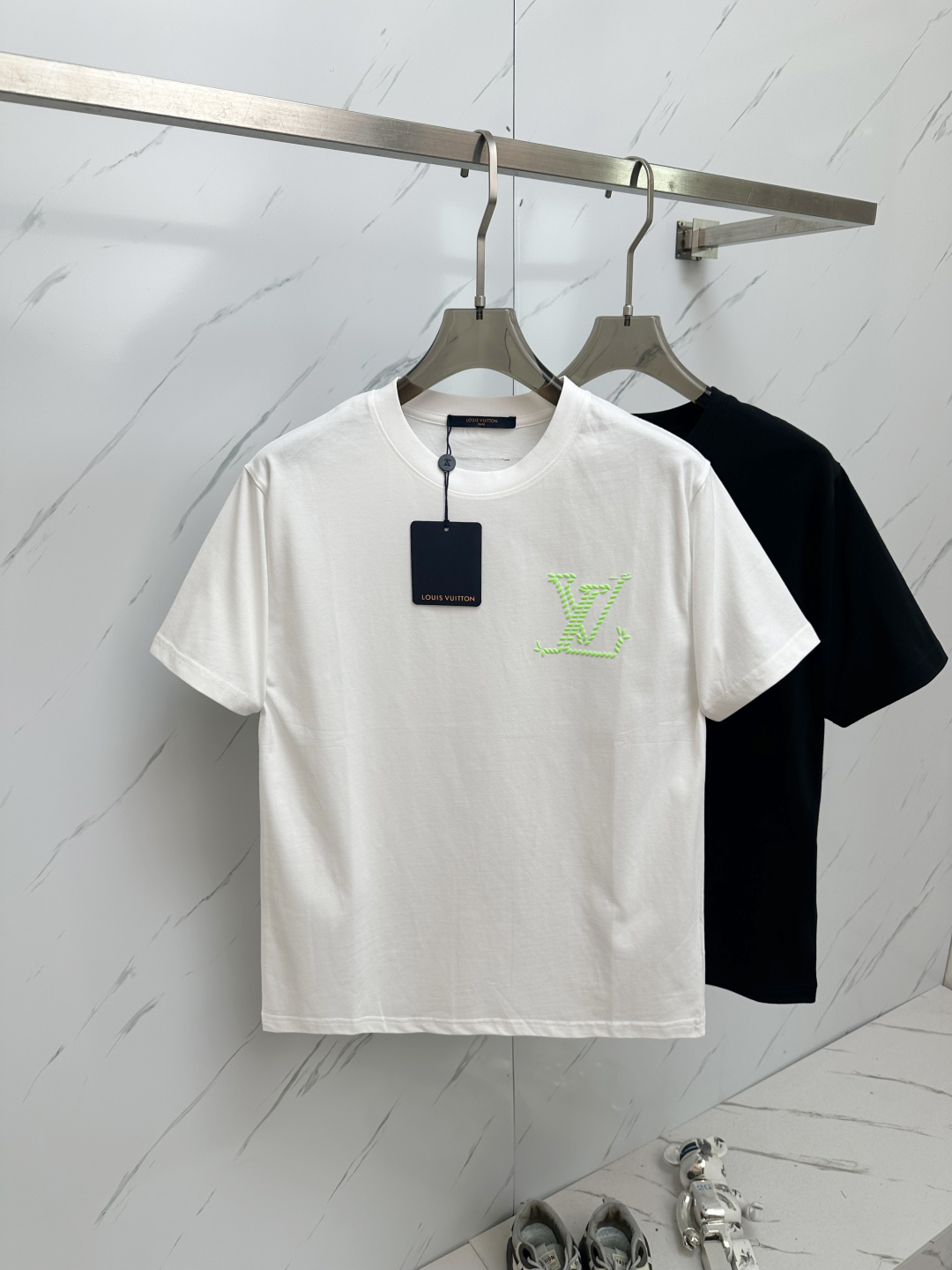 NO:150056,Popular 2025 spring and summer new first-time counter latest short-sleeved round-neck T-shirt, high-end customization, classic design avant-garde and fashionable!  Brand logo foaming technology design, high-end customized cotton fabric, soft feel, comfortable to wear, exquisite counter-level car line, fine workmanship, invincible and handsome upper body effect!  A must-have item for handsome men!  Color black white S-2XL, T-shirt,tees,t-shirt,alexander wang19860909爆款 2025春夏新款首发专柜最新款短袖圆领T恤 高端订制 经典设计前卫时尚！品牌logo发泡工艺设计 高端定制棉面料.手感柔软.穿着舒适.专柜级别精致车线.做工精细.上身效果无敌帅气！型男必备单品！ 颜色黑色 白色 码数S-2XL,,T-shirt,tees，t-shirt,alexander wang,Men's clothing