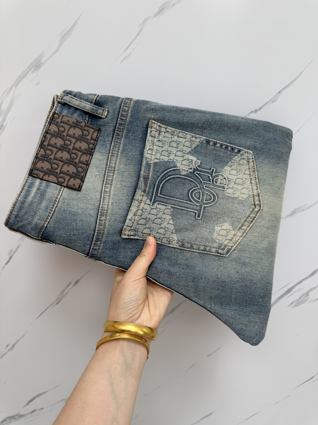 NO:137278,The official website counter is available at the same time. The original single product is a super stylish jeans, customized original washing denim fabric, unique design, top-grade printing craft letter pattern logo, original hardware and auxiliary decoration, extremely superior jeans, the materials and craftsmanship are extremely luxurious and exquisite, the grade is extremely high, the upper body is handsome and stylish, recommended, digits 29-38, jeans, alexander wang19860909官网专柜同步有售,原单狠货,超级有范儿的一款牛仔裤,定制原版水洗牛仔面料,独特设计,顶级印花工艺字母图案logo,原版五金辅料装饰,极为翘楚的一款牛仔裤,用料与工艺都极致奢华精湛,档次极高,上身帅气有型,推荐,码数29—38,,jeans,alexander wang,Men's clothing