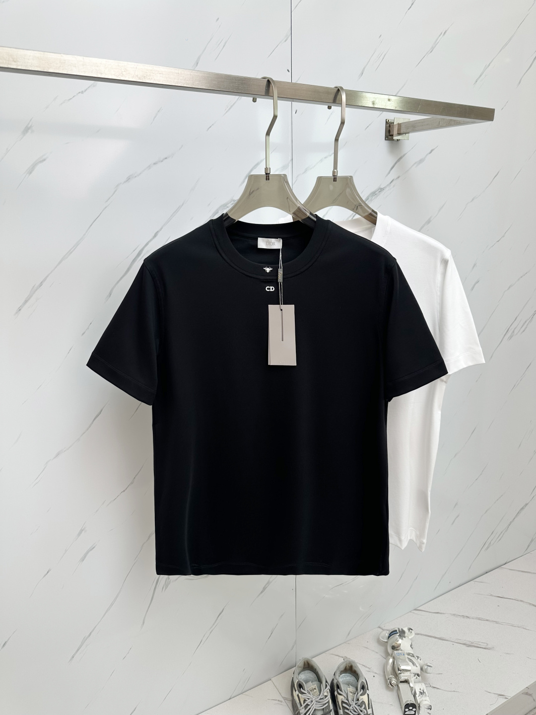 NO:137287,DIOR 20250 spring and summer new round neck short-sleeved logo original fabric, official same style, short-sleeved T-shirt, customized fabric, very comfortable to touch, the latest brick cabinet in spring and summer, fashionable and personalized, super versatile and beautiful, very suitable for both men and women, essential models for human hands M—3XL,,dior,T-shirt,tees,t-shirt,alexander wang19860909DIOR 20250春夏新款圆领短袖大Logo原版面料 官方同款 短袖T恤 定制面料 手感非常舒服  春夏最新砖柜同步 时尚又个性 超级百搭好看 男女都非常合适 人手必备款 M—3XL,,dior,T-shirt,tees，t-shirt,alexander wang,Men's clothing