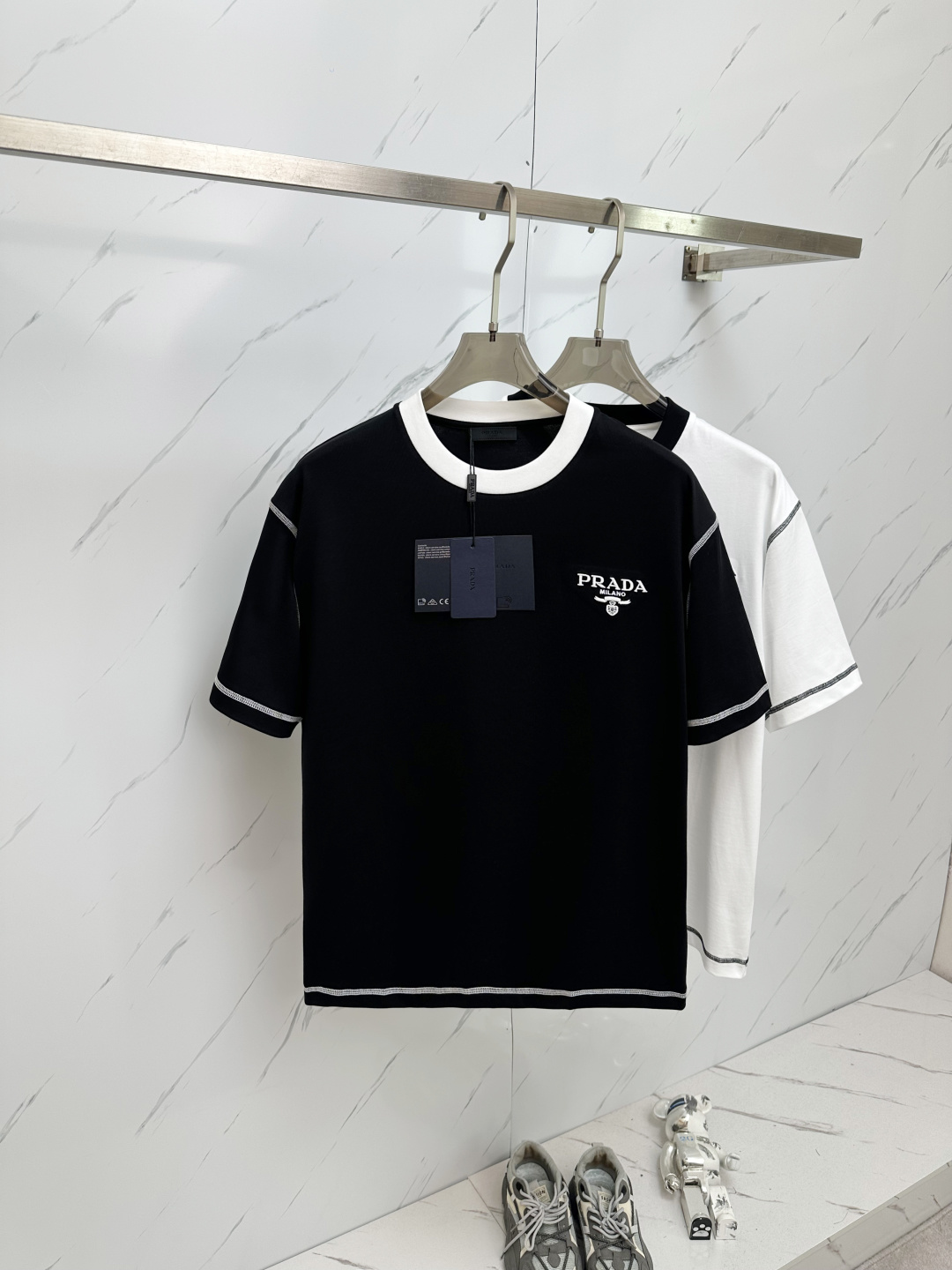 NO:137281,PRADA 20250 spring and summer new round neck short-sleeved logo original fabric, official same style, short-sleeved T-shirt, customized fabric, very comfortable to touch, the latest brick cabinet in spring and summer, fashionable and personalized, super versatile and beautiful, very suitable for both men and women, essential models for human hands M—3XL,,prada,T-shirt,tees,t-shirt,alexander wang19860909PRADA 20250春夏新款圆领短袖大Logo原版面料 官方同款 短袖T恤 定制面料 手感非常舒服  春夏最新砖柜同步 时尚又个性 超级百搭好看 男女都非常合适 人手必备款 M—3XL,,prada,T-shirt,tees，t-shirt,alexander wang,Men's clothing