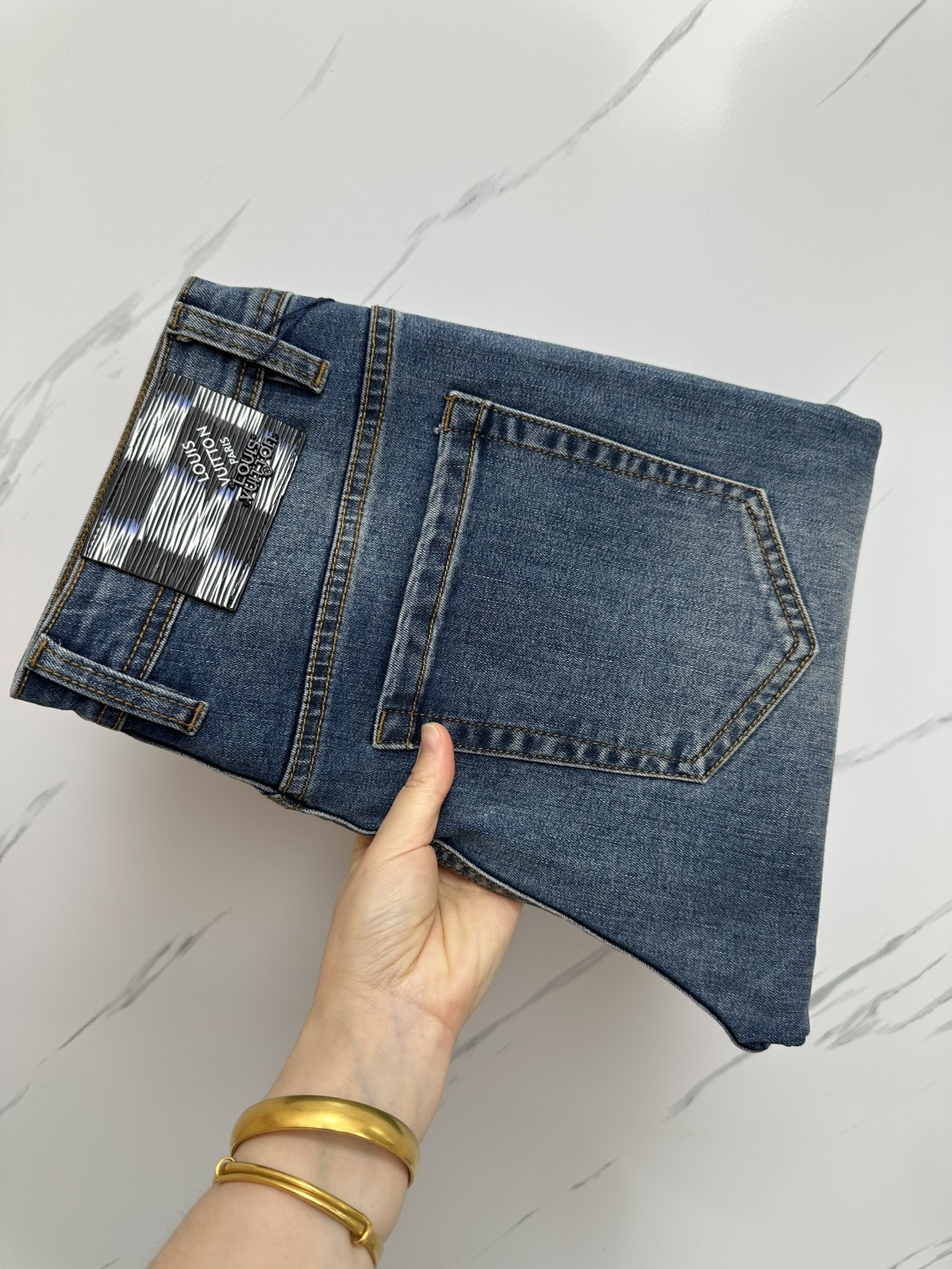 NO:482864,The official website counter is available at the same time. The original single product is a super stylish jeans, customized original washing denim fabric, unique design, top-grade printing craft letter pattern logo, original hardware and auxiliary decoration, extremely superior jeans, the materials and craftsmanship are extremely luxurious and exquisite, the grade is extremely high, the upper body is handsome and stylish, recommended, digits 29-38, jeans, alexander wang19860909官网专柜同步有售,原单狠货,超级有范儿的一款牛仔裤,定制原版水洗牛仔面料,独特设计,顶级印花工艺字母图案logo,原版五金辅料装饰,极为翘楚的一款牛仔裤,用料与工艺都极致奢华精湛,档次极高,上身帅气有型,推荐,码数29—38,,jeans,alexander wang,Men's clothing