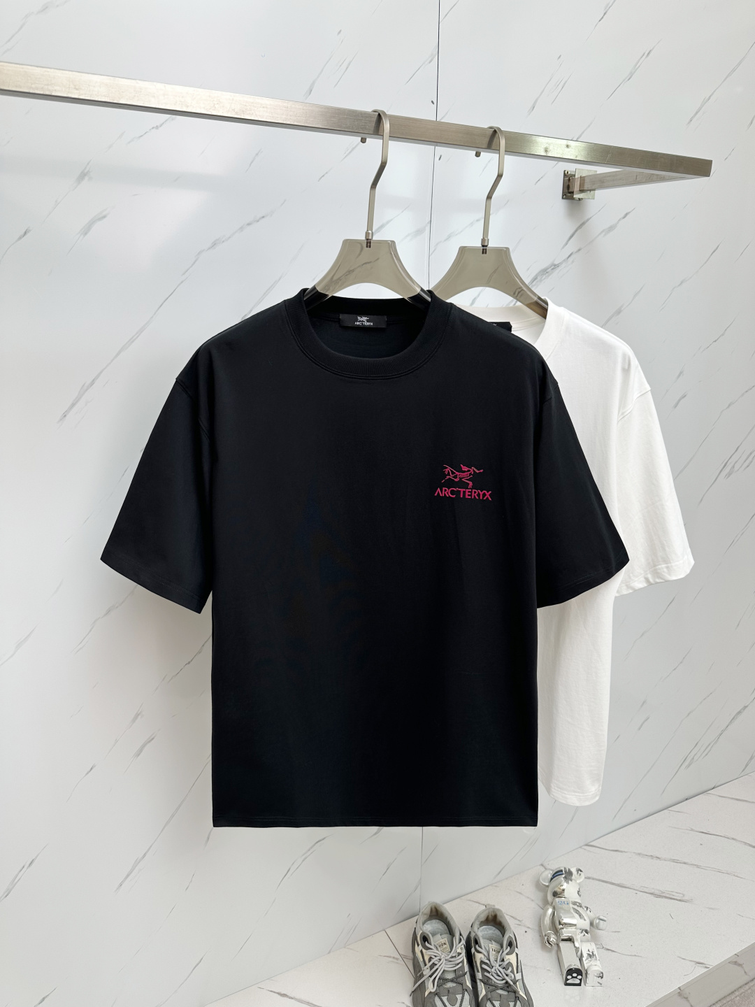 NO:162607,Archaeopteryx 2025 spring and summer new style first-time counter latest short-sleeved round-neck T-shirt, high-end customization, avant-garde and fashionable design!  Brand logo heavy craft design, high-end customized 230g fabric, soft feel, comfortable to wear, exquisite counter-level car line, fine workmanship, invincible and handsome upper body effect!  A must-have item for handsome men!  S—2XL….,arc'teryx,T-shirt,tees,t-shirt,alexander wang19860909始祖鸟 2025春夏新款首发专柜最新款短袖圆领T恤 高端订制 设计前卫时尚！品牌logo重工艺设计 高端定制230克面料.手感柔软.穿着舒适.专柜级别精致车线.做工精细.上身效果无敌帅气！型男必备单品！S—2XL….,arc'teryx,T-shirt,tees，t-shirt,alexander wang,Men's clothing